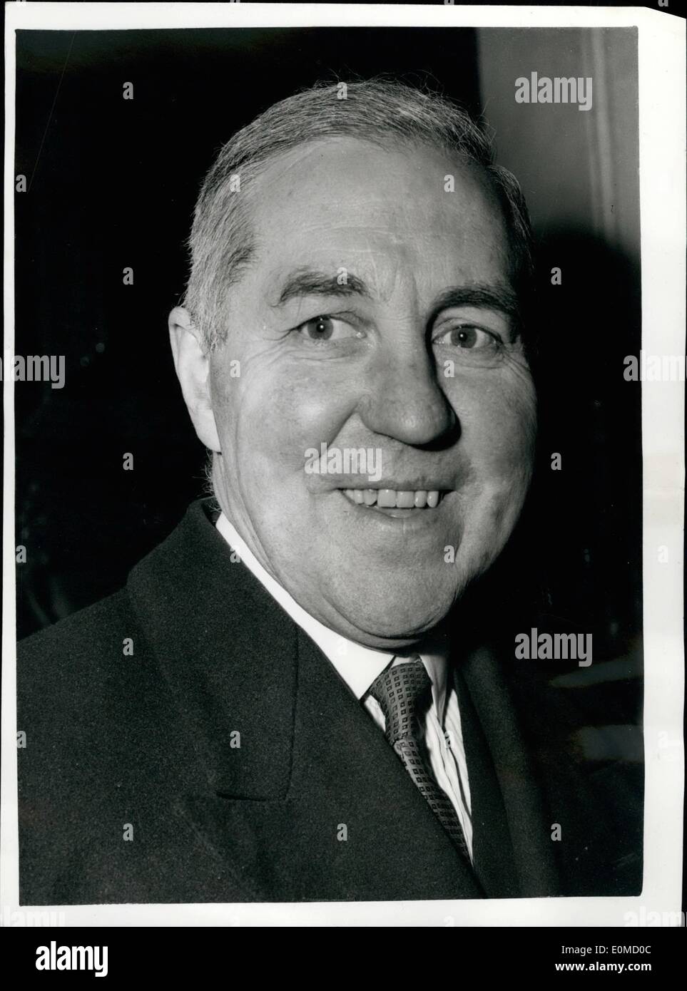 10 octobre 1954 - Accord signé : photo montre M. Henry Brooke, la nouvelle ministre du logement et de l'administration locale vu quitter no 11, Downing Street, cet après-midi. Banque D'Images