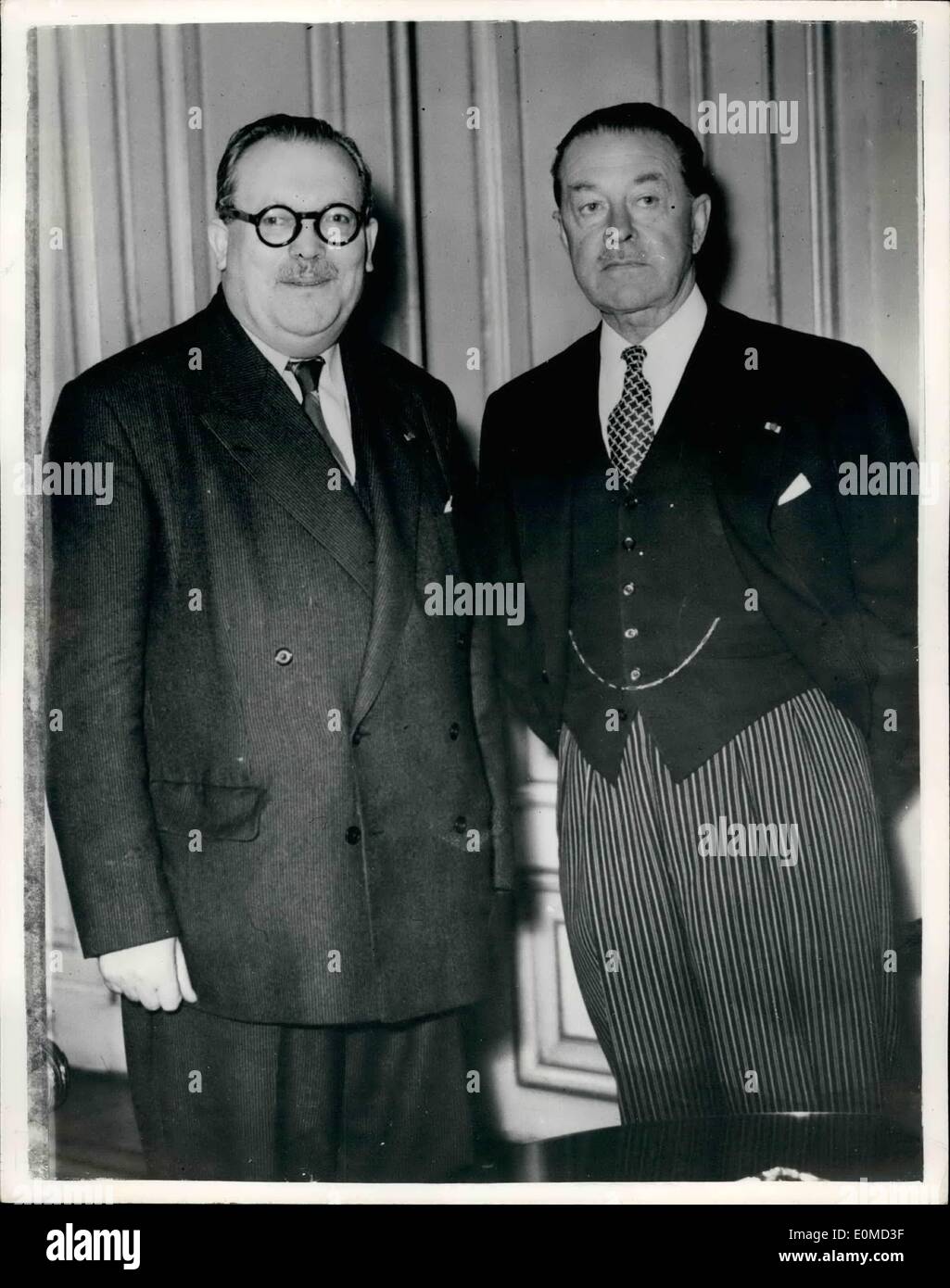 Septembre 09, 1954 - LORD ALEXANDER À BRUXELLES Le Maréchal Lord Alexander, sur la droite, vu avec le Premier ministre belge, M. Van Acker, sur le récent passage à Bruxelles. Banque D'Images
