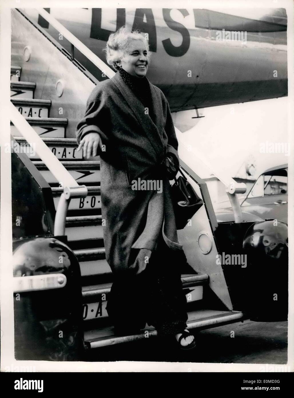 Septembre 09, 1954 - Mme Pandit arrive à Londres - En route vers New York pour UNO Réunion : Mme Pandit est arrivé à l'aéroport de Londres cet après-midi sur son chemin à New York où elle est d'assister à la réunion des Nations Unies.. Elle devrait retourner à Londres alter - en tant que Haut Commissaire de l'Inde. Sur la photo, Mme Pandit vu comme elle pas de l'avion à son arrivée cet après-midi. Banque D'Images