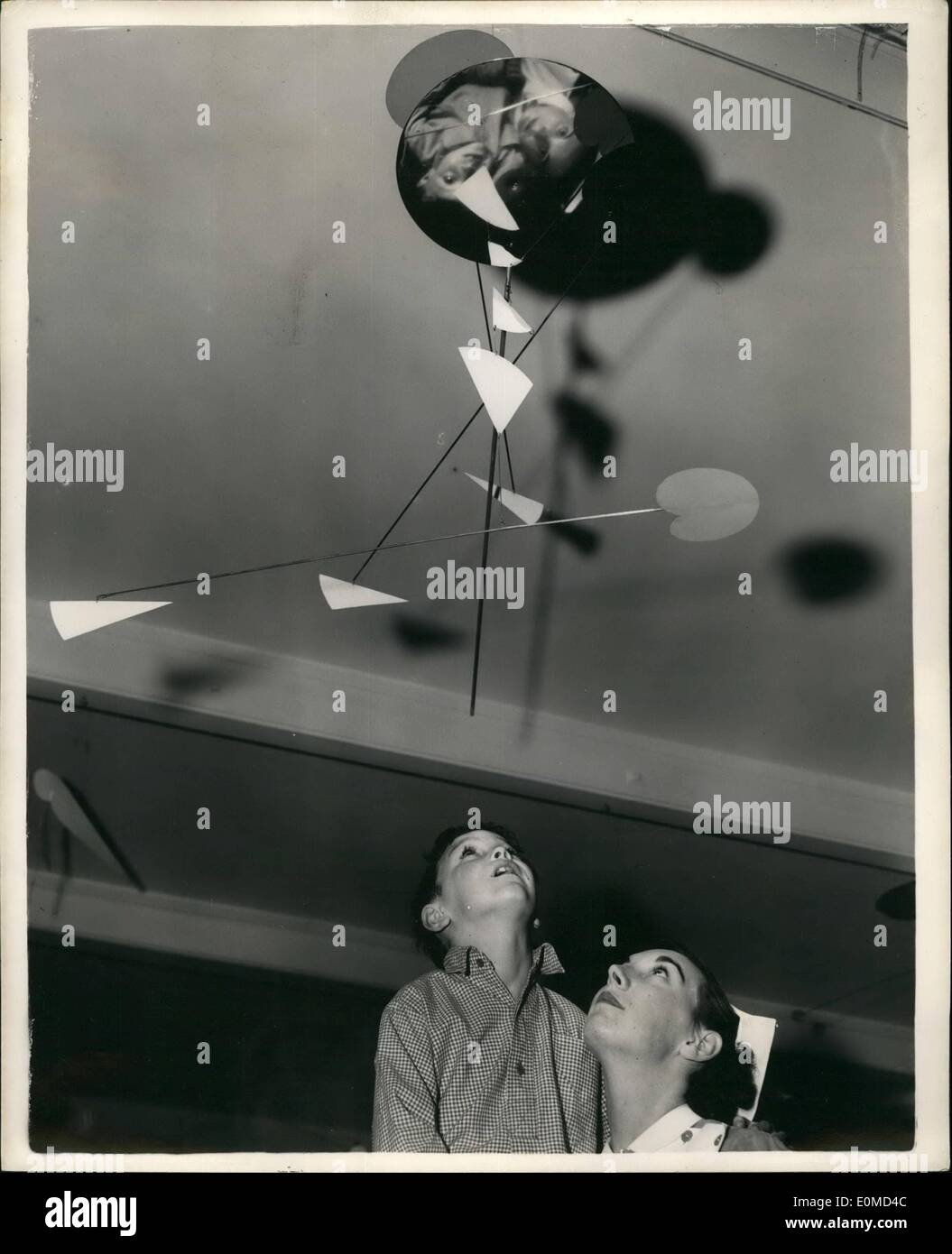 Septembre 09, 1954 - ''Mobiles'' à l'hôpital de Londres. ''Art'' pour les enfants : ayant l'idée qu'ils vont aider les enfants à garder intéressés à leur environnement Le Dr Simon Yudkin une aire un spécialiste a organisé avec le sculpteur Kenneth Martin, d'accrocher un certain nombre de ''mobiles'' (assez nouvelle forme d'art dans lequel le fil et metal - tordu en deux dimensions) de l'hôpital à plafonds Whittington Highgate. Photo montre les infirmières Shirley Hayes et patient Peter Davies (7) de Saint Albans à jusqu'à l'un des mobiles à l'hôpital aujourd'hui. Banque D'Images