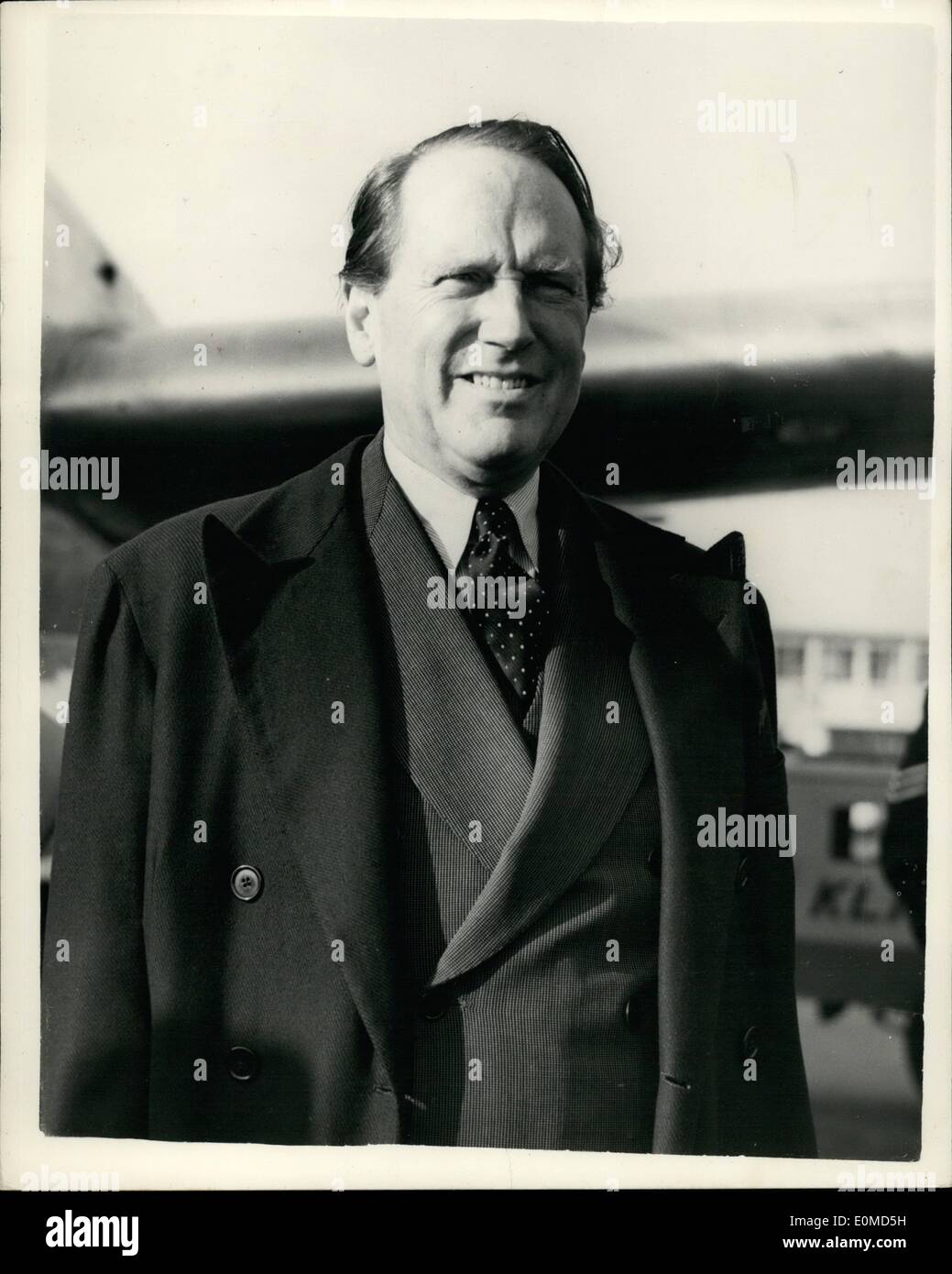 Septembre 09, 1954 - Les ministres arrivent pour neuf-power conference : Photo montre. Le Dr Johan Beyen, le ministre néerlandais des affaires étrangères, vu à son arrivée à l'aéroport de Londres ce soir, pour assister à la Conférence sur l'alimentation 9-réarmement allemand qui s'ouvre à Londres demain. Banque D'Images