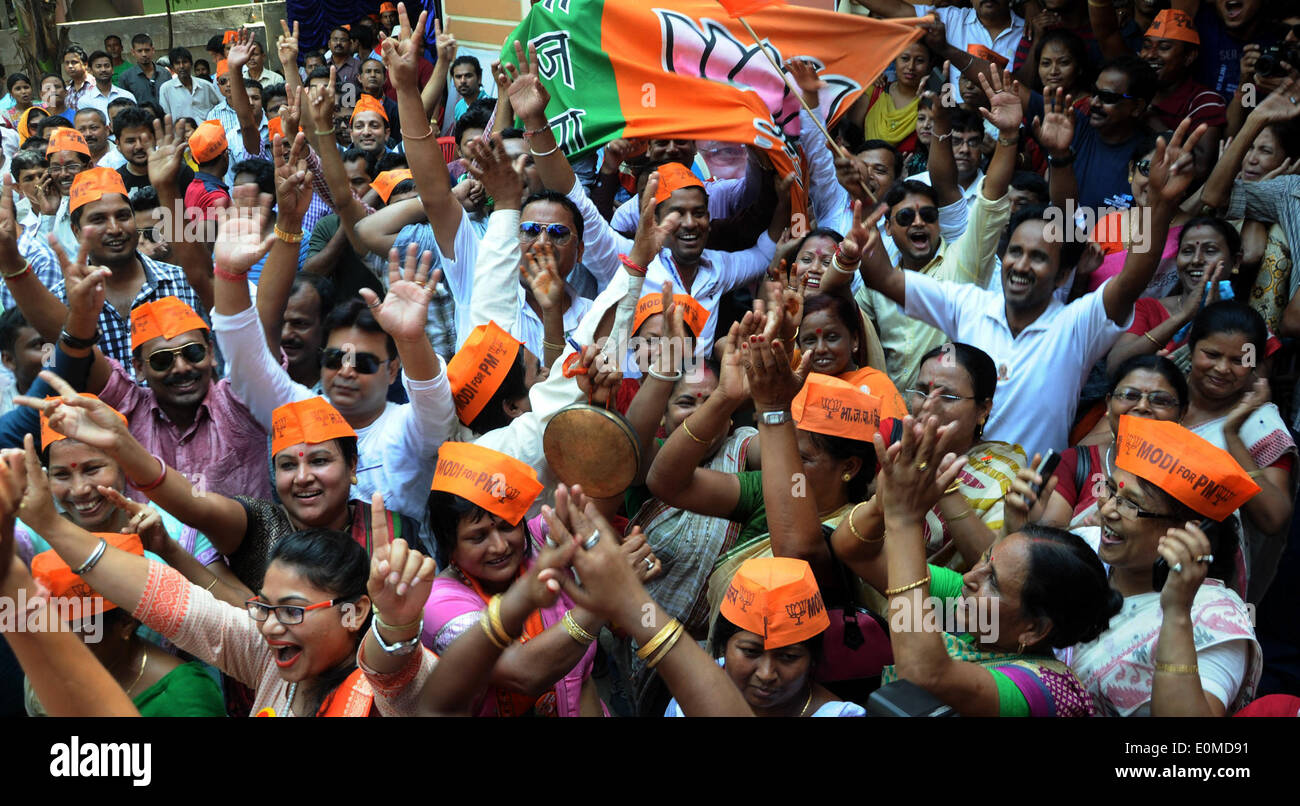 Guwahati, Inde. 16 mai, 2014. Les partisans de l'opposition de l'Inde Bharatiya Janata (BJP) célébrer la victoire du parti dans la Lok Sabha l'élection à l'État partie de l'Administration centrale à Guwahati, Inde, le 16 mai 2014. Source : Xinhua/Alamy Live News Banque D'Images