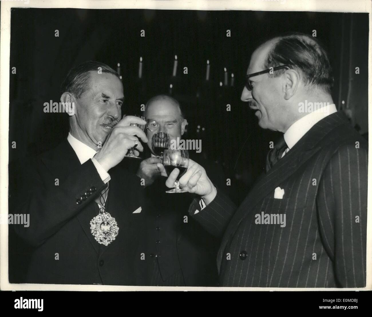 10 octobre 1954 - dégustation annuelle de vins français : Photo montre Le Lord Maire de Londres, Sir Noel Bowater, et M. Massigli, ambassadeur français à Londres, boire de la santé sur le lieu de dégustation de vin dans les caves de Lebegue & Co., London. Banque D'Images