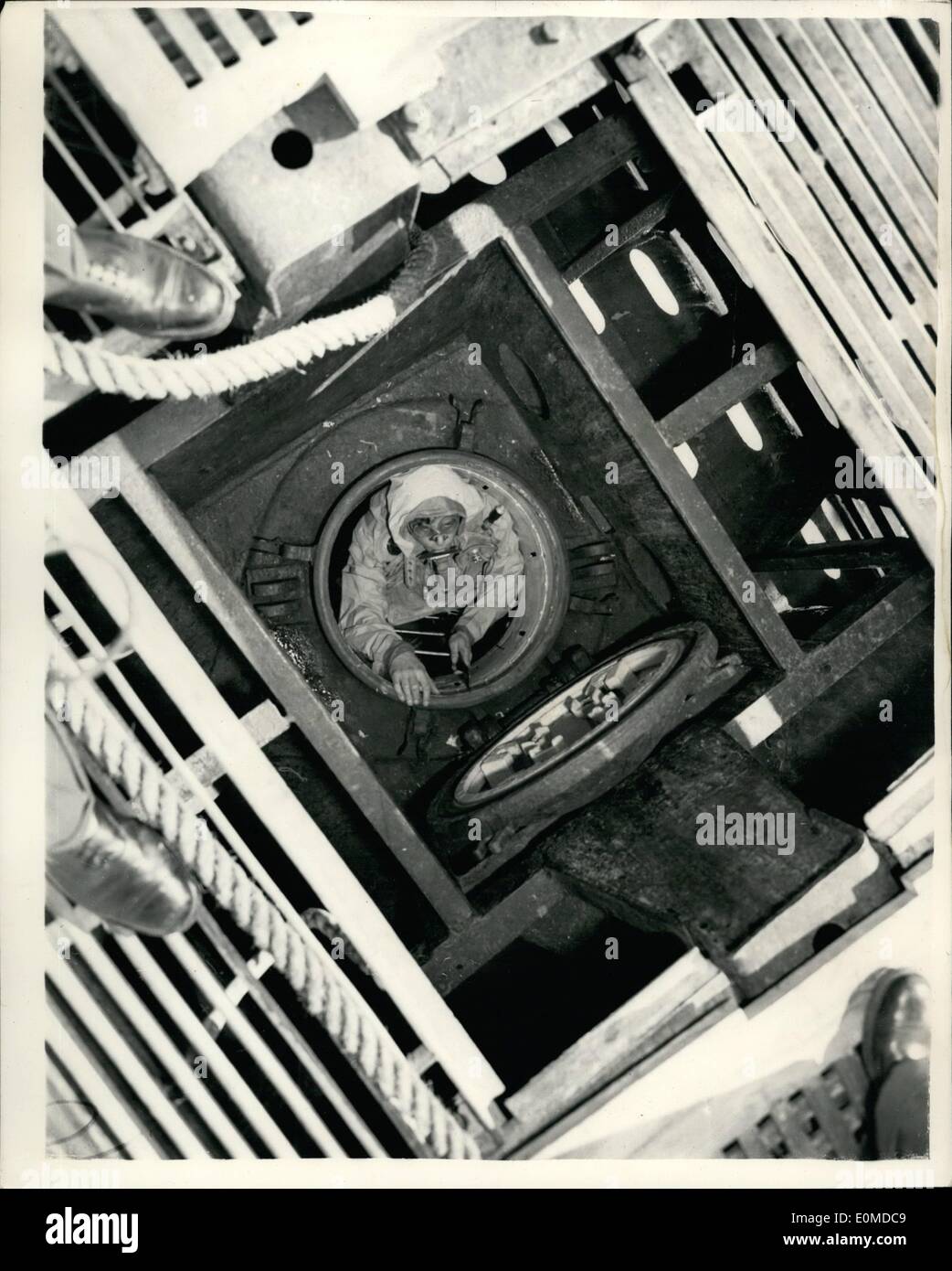 10 octobre 1954 - La Marine donne à leur première démonstration publique de nouvelle méthode d'échapper de sous-marins. La Royal Navy a donné aujourd'hui leur première démonstration publique de la dernière méthode par laquelle les hommes peuvent s'échapper de sous-marins. La démonstration a eu lieu à H.M.S Dolphin, Goaport, le siège de l'amiral commandant de sous-marins, et les tests ont été réalisés dans un réservoir d'eau de 100 pieds. Le nouveau système d'évacuation permettant aux hommes de monter en toute sécurité de sous-marins coulés sans appareil respiratoire. OPS : un homme portant l'appareil d'évacuation Davis et de combinaison d'immersion montre sortir par la trappe d'évacuation de l'avant sur H.M.S Banque D'Images