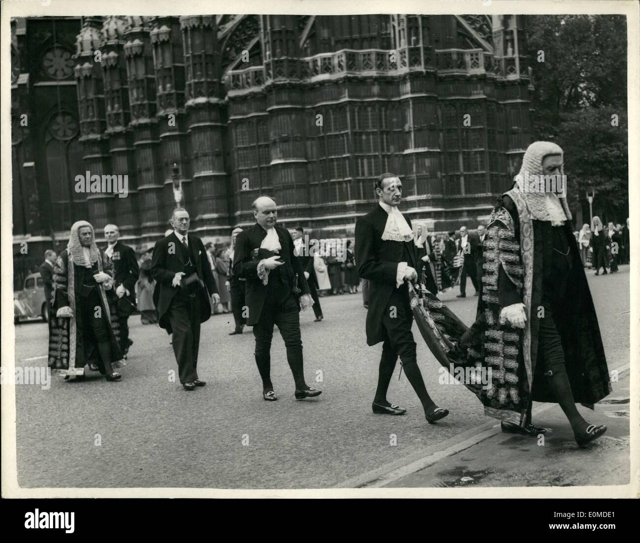 10 octobre 1954 - Service de Michaelmas à l'abbaye de Westminster. Procession à la Chambre des Lords. Photos vues générales pendant que le cortège dirigé par Lord Chancell Lord Simonds passe de l'abbaye de Westminster à la Chambre des Lords après avoir assisté au service spécial ce matin pour stationner l'ouverture du mandat de loi de Michaelmas. Banque D'Images