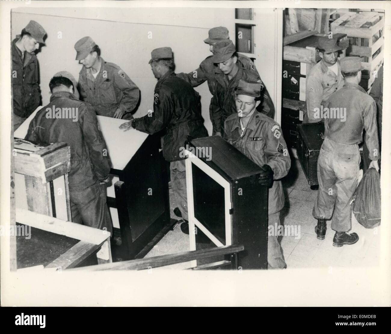 10 octobre 1954 - Les troupes américaines se préparent à quitter Trieste départ des troupes alliées ont déjà commencé en accord avec la zone de retour un accord yougoslave de Trieste à l'Italie. Photo montre : GI américain d'emballage du mobilier et du matériel de prêt pour le chargement sur les camions de l'Armée de terre d'un de leur siège à Trieste. Banque D'Images