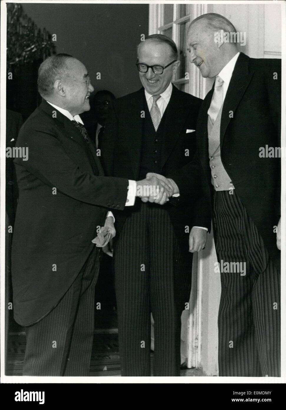 13 octobre 1954 - En tant que premier premier ministre du Japon, le premier ministre Yoshida a effectué sa première visite officielle en Allemagne à Bonn et a été accueilli par M. le Chancelier Adenauer à Schaumburg Palace. Photo : Le premier ministre Yoshida, Secrétaire d'Etat M. Hallstein, et le Chancelier Adenauer, Dr. Banque D'Images