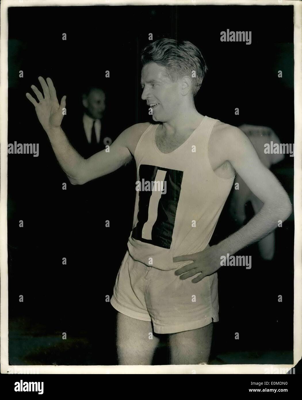 14 octobre 1954 - 14-10-54 Chataway bat Kuts dans 5 000 mètres course à la ville blanche. La Grande-Bretagne Chris Chataway a remporté hier soir un grand 5 000 mètres course contre Vladimir Kuts, le monde russe et européenne record, dans un match entre Londres et Moscou à la ville blanche. Il a gagné par un peu plus d'une cour, et pour le plus grand plaisir des 40 000 spectateurs, il a battu le record du monde en 5 secondes. Montre Photo : Chris Chataway reconnaît les applaudissements de la foule après sa grande course hier soir. Banque D'Images