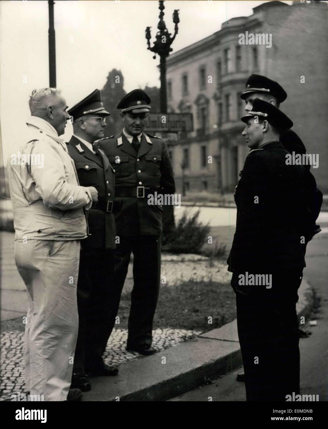 15 octobre 1954 --COnversation Est-ouest - policiers de Berlin sont très surpris lorsqu'une grande visite de police-o Ficers o'' Zone de la TDDSE est arrivé et déjà avec un ''Paix intension ul. Ils voulaient parler avec leurs collèges crier les consequances projetée sur l'explosion de l'ancien ''Reichstag'' sur les districts derrière le rideau de fer. Location photo montre sur le Moyen-orient-zone-police' ice et le chef de l'explosion et la police de Berlin ouest. Banque D'Images