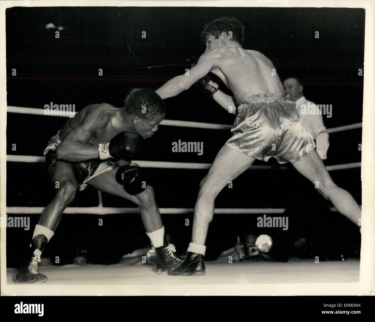 19 octobre, 1954 - La boxe à. Harringay Jake Tuli v Dai Dower ? Le championnat de la masselotte de l'Empire britannique entre Jake Tuli Banque D'Images