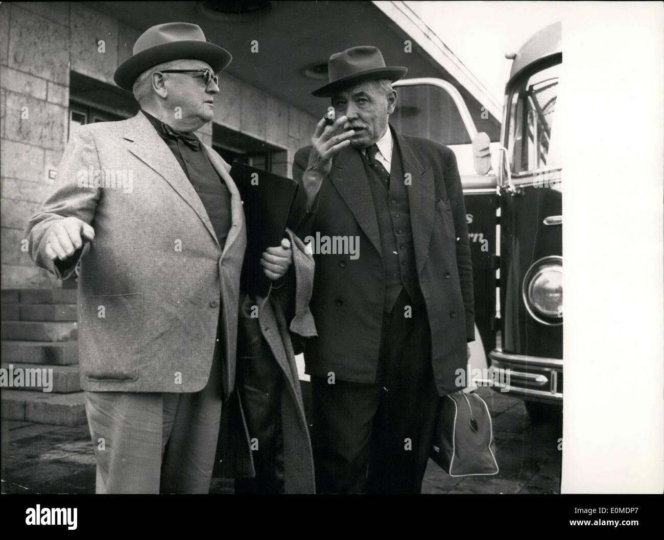 21 oct., 1954 - Les croisés du 20e siècle.... En photo ici, c'est Elmer Robinson (à gauche) membre de l'association américaine intitulée ''croisés de la Liberté'', un groupe engagé dans une lutte idéologique contre le communisme. Ce groupe a contribué au financement de la station de radio ''Free Europe.'' il a été l'un des soixante-dix de venir à Munich. Il est en photo avec le maire de Munich Thomas Wimmer. Banque D'Images