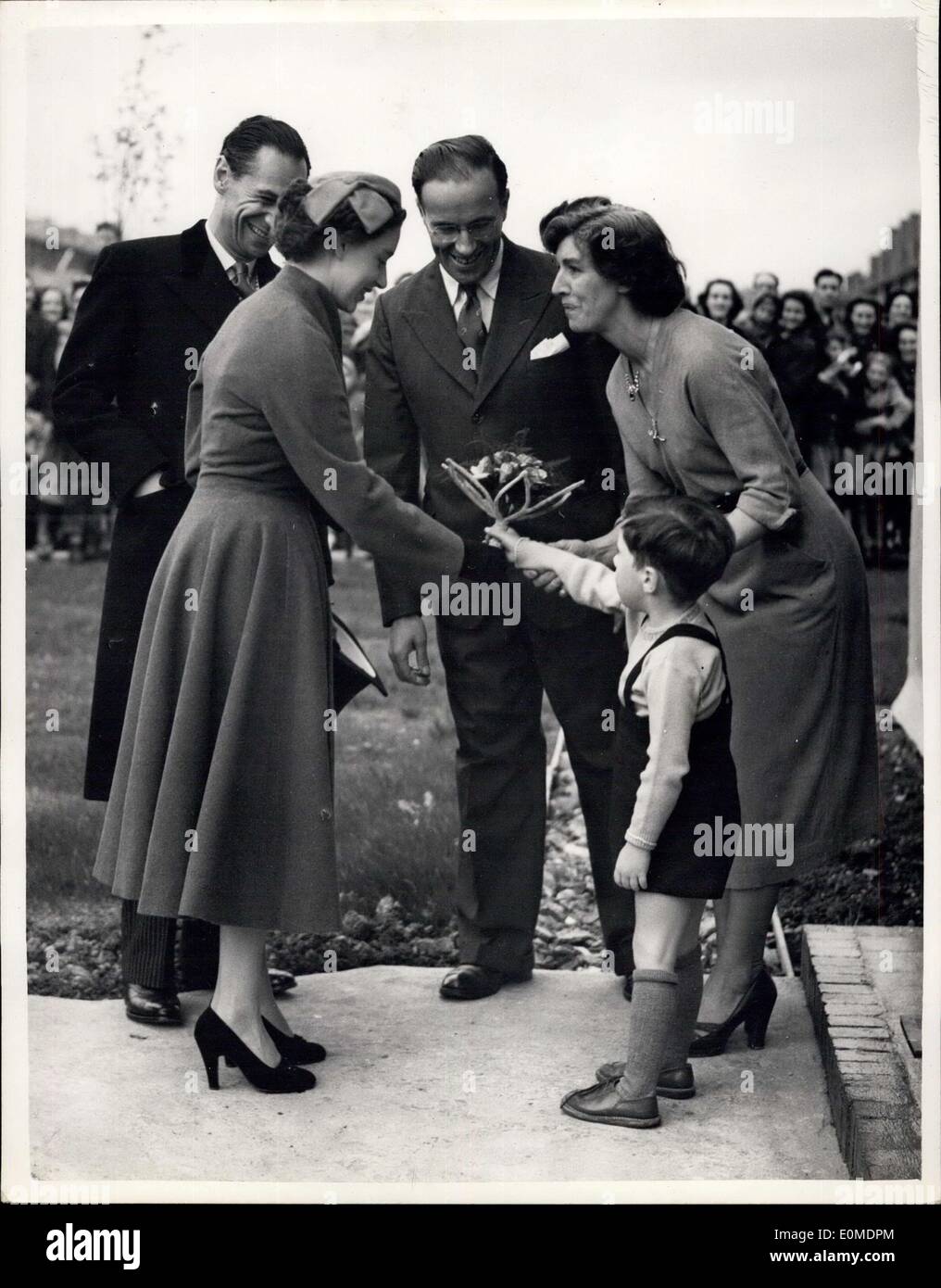 23 octobre, 1954 - La princesse Margaret Tours Housing Estate : Son Altesse Royale la princesse Margaret son après-midi a fait une visite guidée de la London Comté Banque D'Images