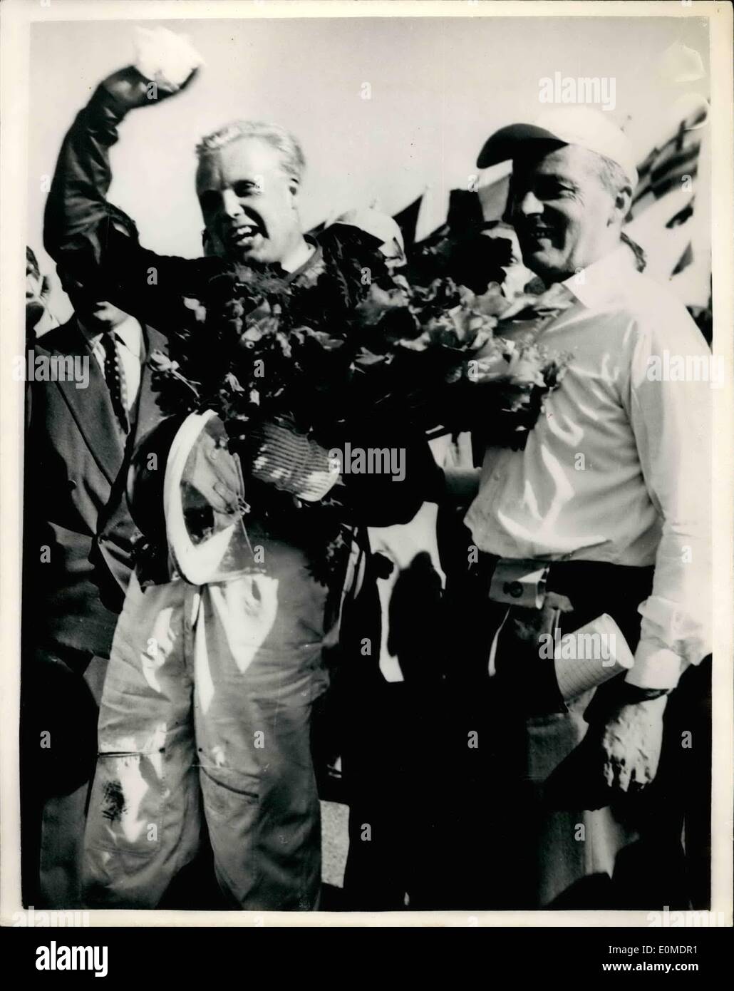 26 octobre 1954 - 26-10-54 La Grande-Bretagne de Mike Hawthorn remporte le Grand Prix d'Espagne. En moyenne 98 mph dans une Ferrari. La Grande-Bretagne, Mike Hawthorn, le no. 1 pilote de l'équipe Ferrari italien remporte le Grand Prix d'Espagne à Barcelone durant la fin de semaine. Il était en moyenne de 98 mi/h pour les 314 km de course. Photo : Keystone montre Mike Hawthorn reconnaît les applaudissements de la foule après sa grande victoire. Banque D'Images