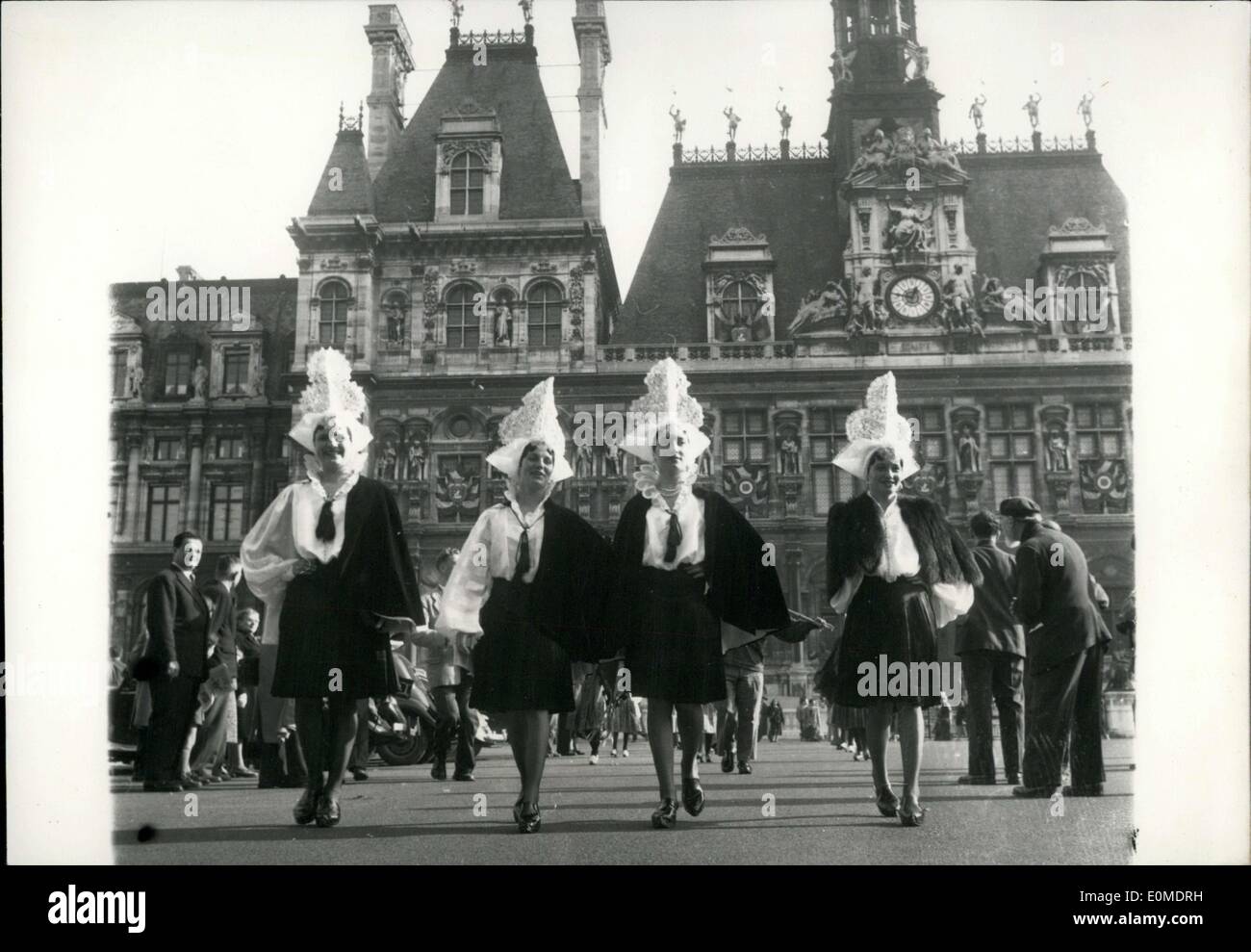 31 octobre 1954 - défilé folklorique à l'Hôtel de Ville Banque D'Images