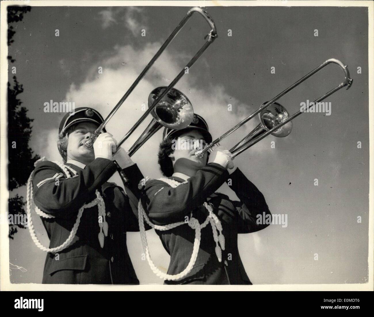 Septembre 16, 1954 - Women's Royal Air Force bande centrale joueurs Trombone Kathleen Amelia et Wendy Marjorie Banque D'Images