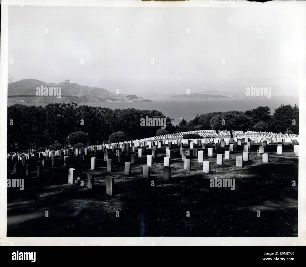 Septembre 21, 1954 - L'Amérique rend hommage à ses morts à la guerre : l'un des cimetières militaires nationaux d'Amérique est situé à at the Presidio de San Francisco, Californie donnant sur la baie de San Francisco et le Golden Gate Bridge. Banque D'Images