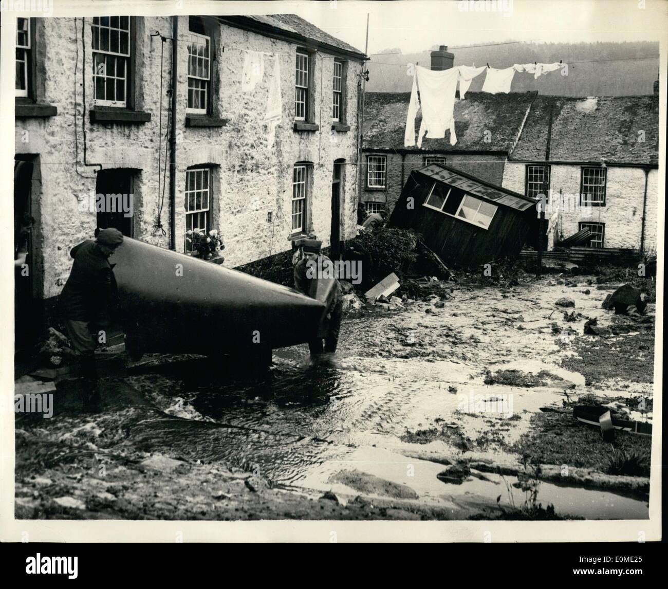 Novembre 11, 1954 - C'est le chemin de la 19m de haut qui éclatent d'inondation sur le village pittoresque de Gunni étancher, Cornwall, quelque 50 personnes ont été évacuées de leurs maisons, quand une trombe d'eau a causé l'inondation. Il y a des rues en pente et le danger vient aussi de mines d'étain obsolètes..plusieurs chalets avait l'eau jusqu'à leurs fenêtres des chambres. Banque D'Images