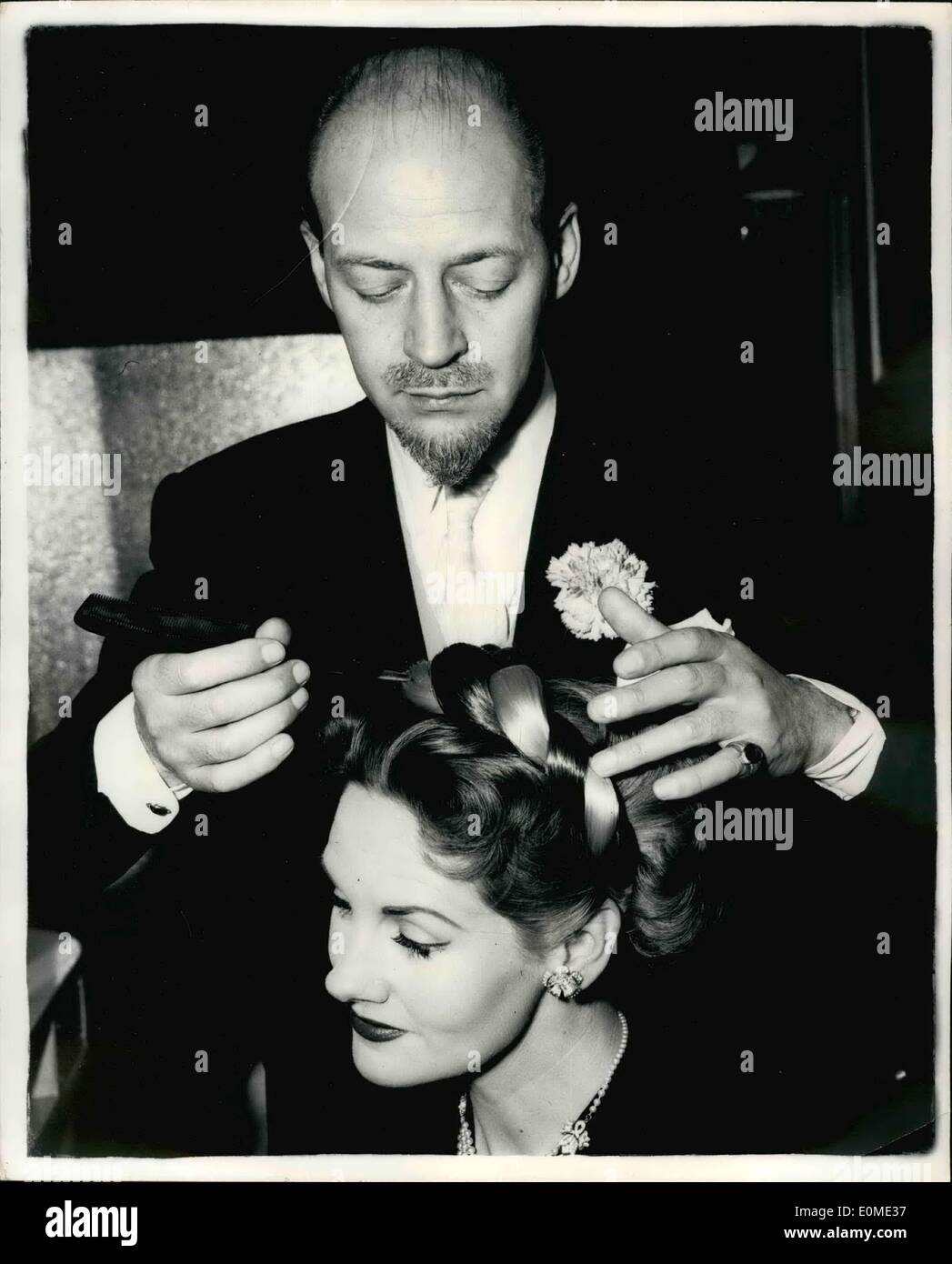 Novembre 11, 1954 - Nouveau steiner coiffure à être montré avant de Reine Mère. Lorsque la reine mère et la princesse maragret assister à la robe show organisé par l'Incorporated Society of London fashion designers, à Carlton House Terrace le mercredi -ils verront ce glamourcil est une torsion de vrais cheveux et poils en nylon couleurs pour correspondre à ses propres cheveux (marron clair) et de buttercup yellow pour correspondre à la robe de satin par Micheal Shepard. Le glamourcil peut être fait dans n'importe quelle couleur ou combinaison de couleurs Banque D'Images