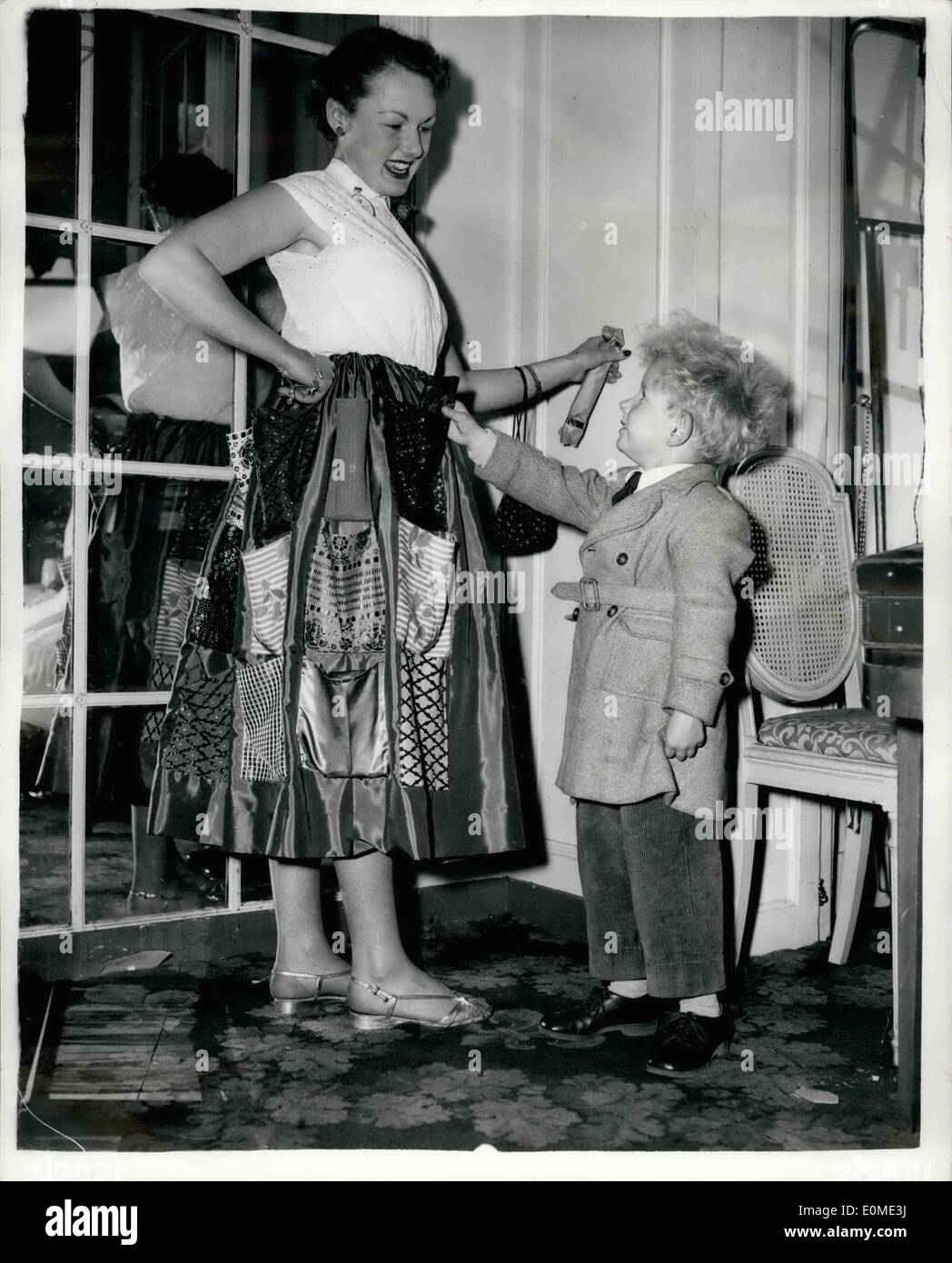 11 novembre 1954 - Ouverture de la Y.W.C.A. Foire de Noël. Le Pick Pocket 'Lady''. La princesse Aliee, comtesse d'Athlone cet après-midi ouvert le Y.W.C.A. Foire de Noël, à l'Hyde Park Hotel. Photo montre quatre ans Timothy Rowe, prend un paquet surprise de la chance de manquer un Wright Jetta Pick Pocket ''Lady'' - après l'ouverture de la Foire, cet après-midi. Banque D'Images