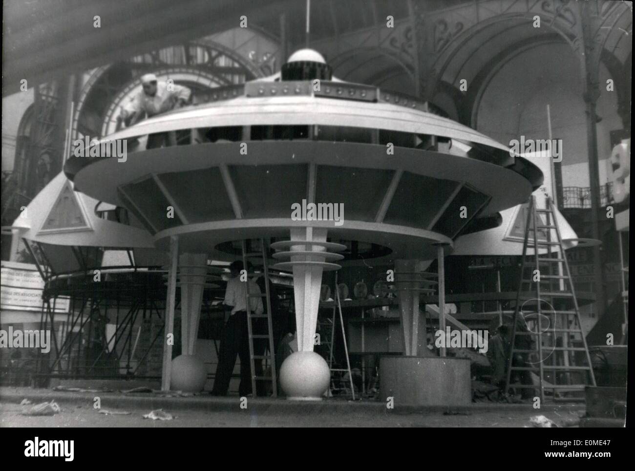 11 novembre 1954 - Voici une soucoupe volante : cette ''Flying Saucer'' faites sur terre est l'une des caractéristiques des enfants de coiffure en préparation au Grand Palais, Paris. Banque D'Images