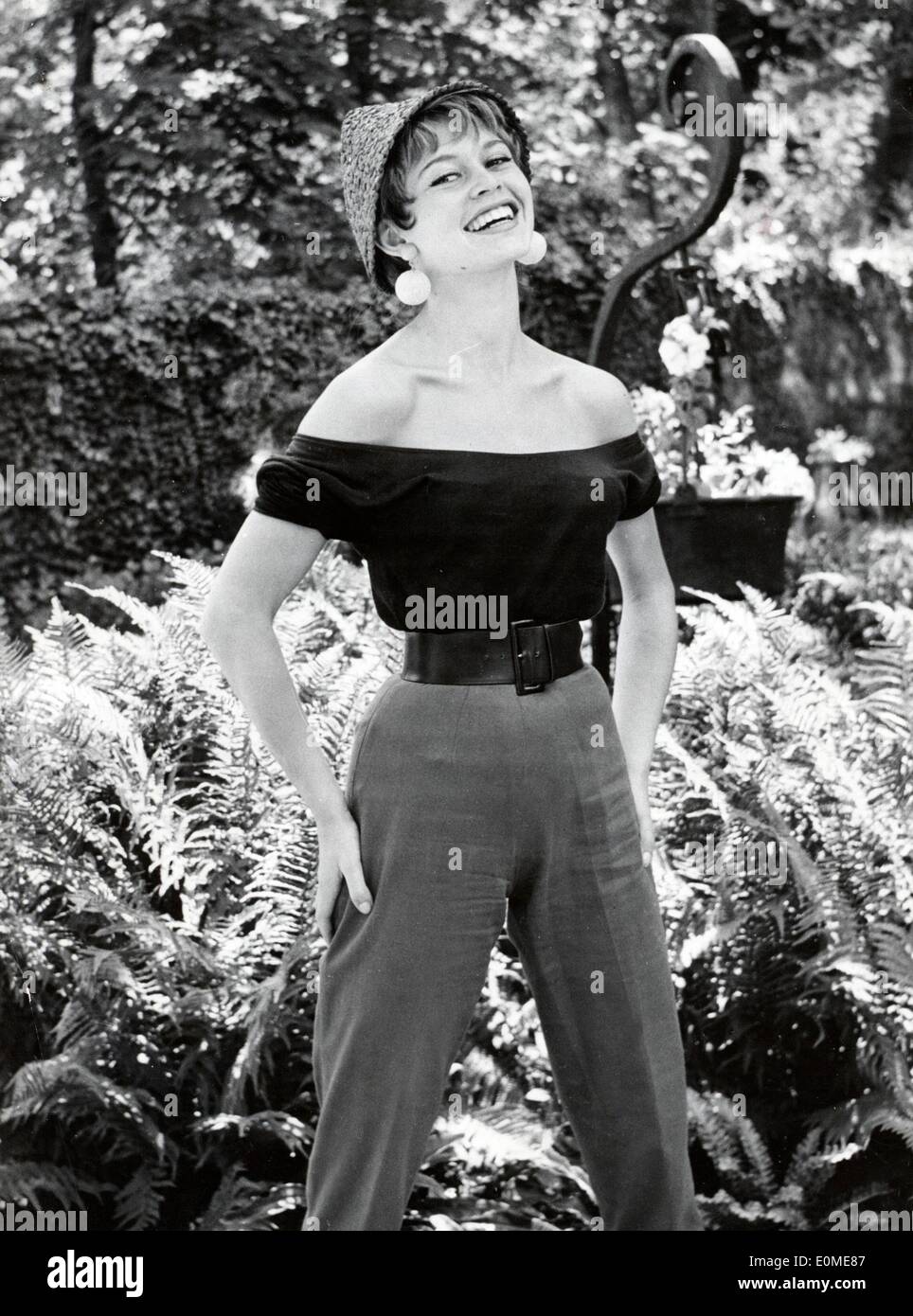 Portrait de l'actrice Brigitte Bardot militant tourné à l'extérieur Banque D'Images