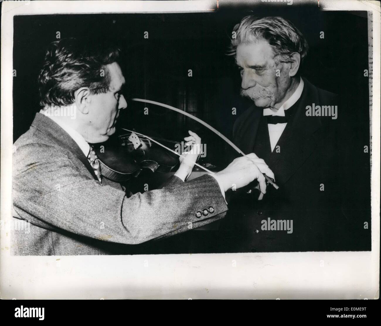 11 novembre 1954 - Albert Schweitzer à l'écoute de musique de violon. Banque D'Images