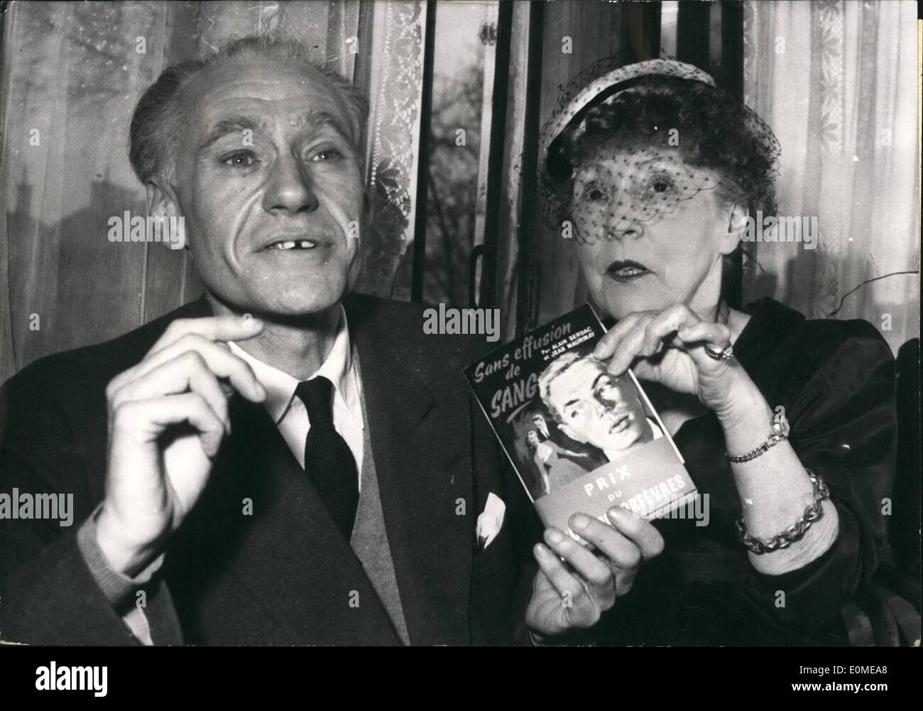 11 novembre 1954 - Prix du meilleur roman policier de l'année remonte à deux films un homme et une femme : Les deux auteurs Alain Serdac Banque D'Images