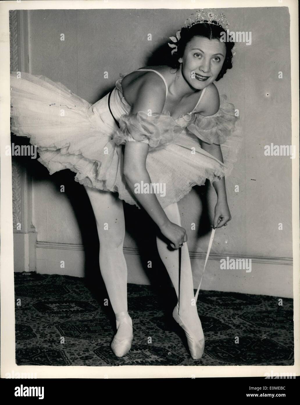 11 novembre 1954 - les danseurs de ballet russe Répéter pour Londres d'apparence pour apparaître à l'Albert Hall : Raissa Struchkova et son partenaire mari Alexander Lapauri du Théâtre Bolchoï de Moscou, ont été d'être vu ce matin à répéter au Palace Hôtel Lancaster Gate - pour leurs performances au Royal Albert Hall. Photo montre Raisa Struchkova immobilise son ballet shoe - répétition avant ce matin. Banque D'Images