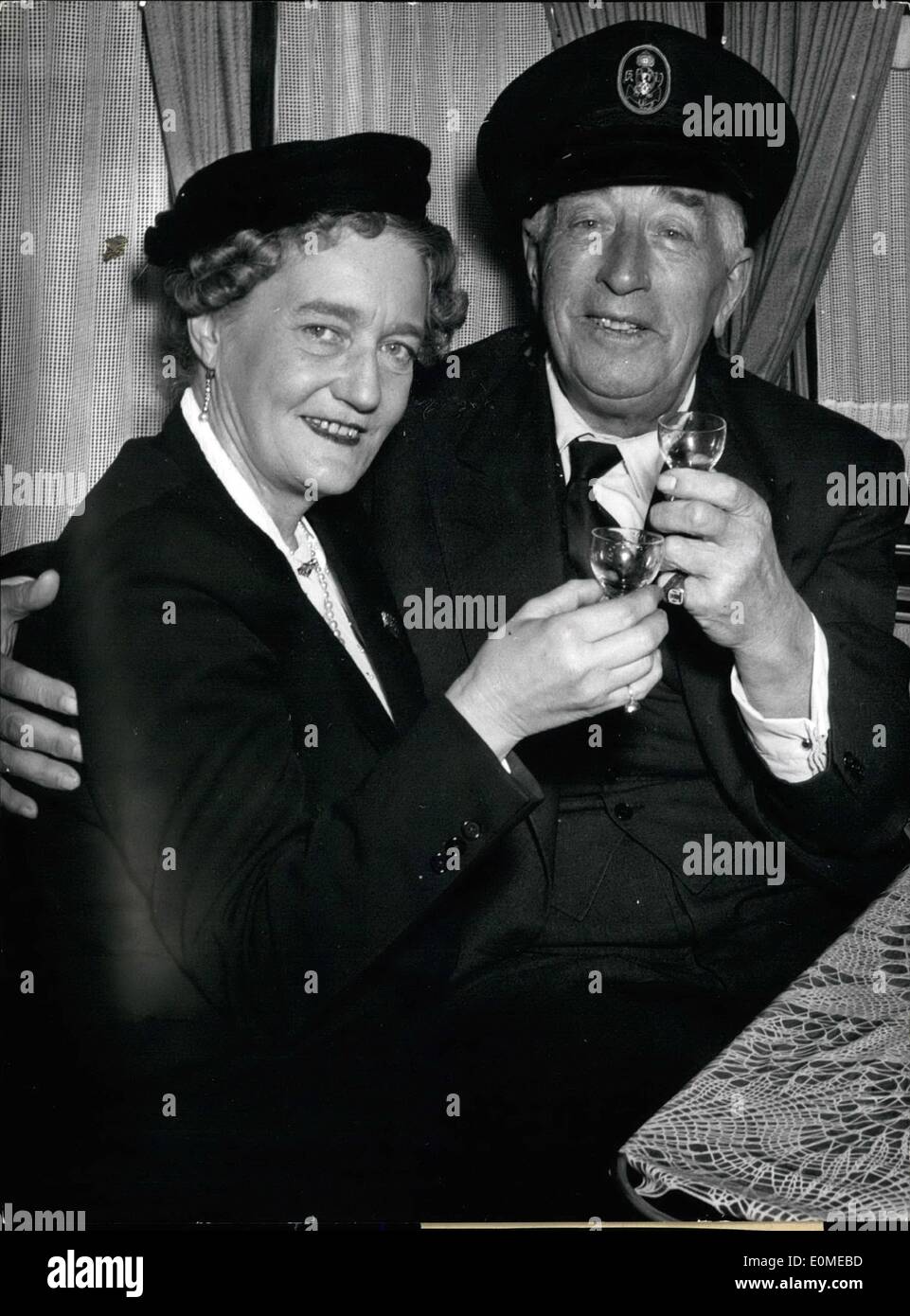 11 novembre 1954 - Dans l'ordre de la culture américaine ministère : Count Felix Luckner devrait écrire un retour sur le bivouac à-jour, il a 73 ans. Il à pas marqués à travers l'Amérique du Nord à la fin du siècle dernier, 8 tomes le fait le tour du monde et prochaines années il va passer de l'Afrique vivant location pour visiter des amis, l'a tenu un discours sur le 15 novembre à Munich. Photo montre Count Luckner avec sa femme Muhm après le discours dans leur salon voiture. Banque D'Images