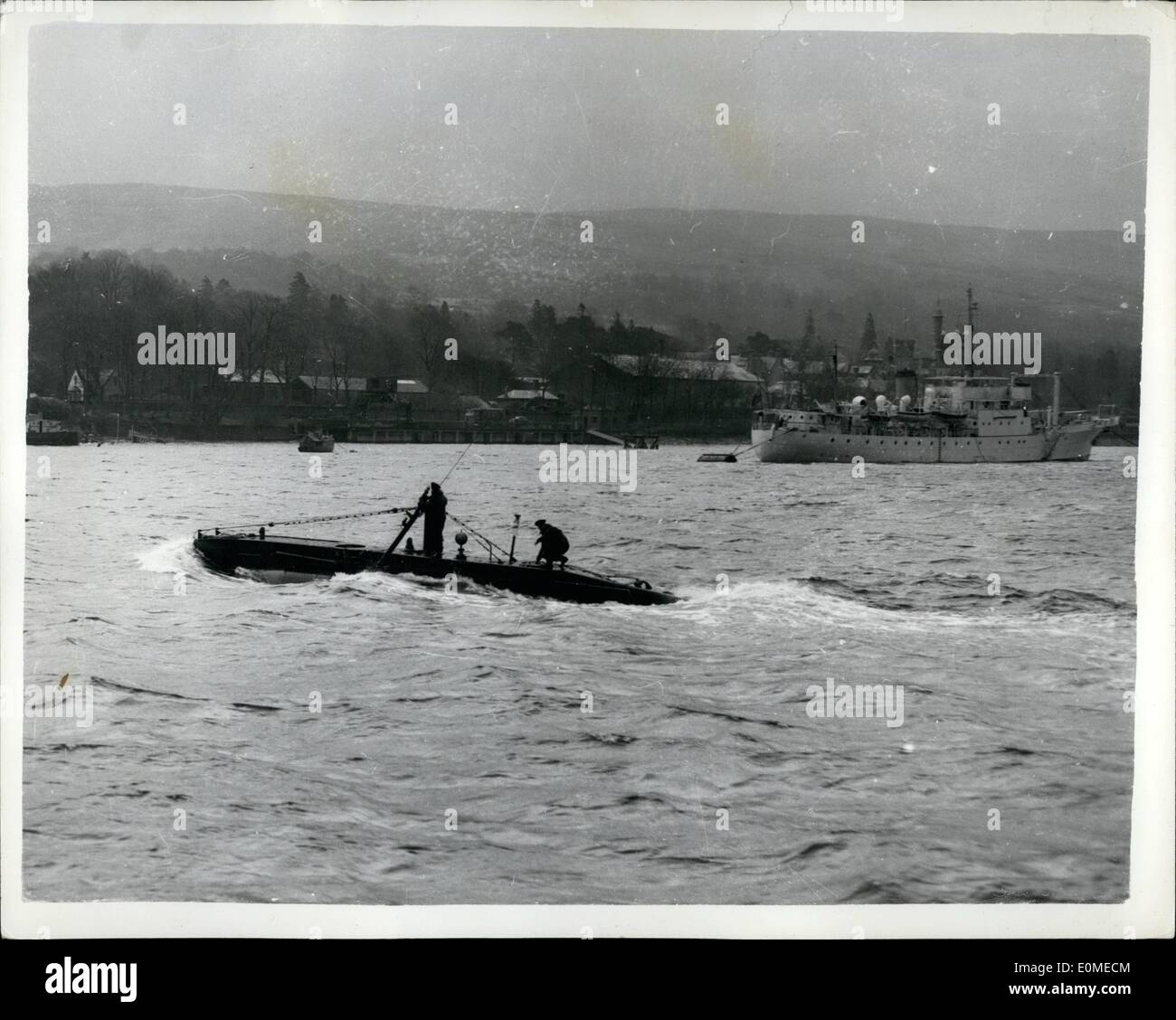 Novembre 11, 1954 - La Marine pour de nouveaux ''Baby'' sous midget au cours d'essais dans les eaux écossaises. Photo montre le tout nouveau 'bébé' de la Marine royale, un nouveau sous-marin de poche de l'homme connu sous le nom de X-51 et qui est de 54 pi de long vu au cours de son procès dans les eaux agitées de l'Ecosse Gareloch. Le sous-marin sera bientôt prêt pour le service, mais une grande partie de sa performance de l'équipement etc. est encore un secret. Banque D'Images