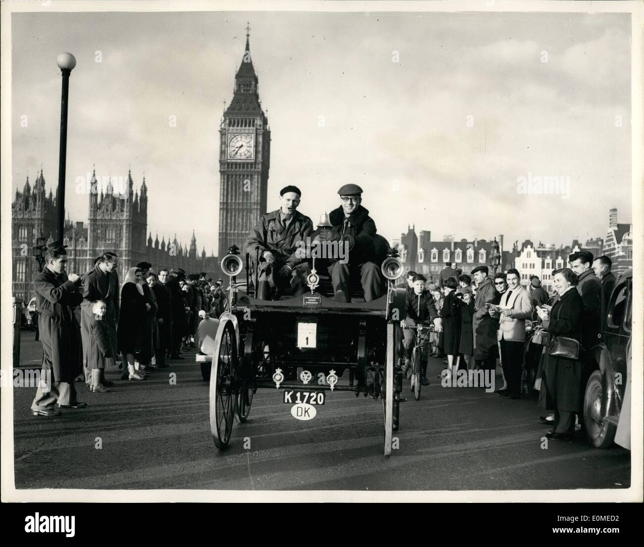 Novembre 11, 1954 - Londres à Brighton Veteran Car Run. Le Club Automobile Voiture vétéran exécuté à partir de Londres à Brighton, a eu lieu aujourd'hui. La course, organisée par le Royal Automobile Club de concert avec le vétéran Car Club de Grande-Bretagne, a commencé ce matin de Hyde Park. Photo Keystone montre :- un 1886 Hammel - piloté par C. Grenier (sur la droite) vu pendant la course. Avec lui, c'est Finn Jahnson, qui a trouvé la voiture dans un garage au Danemark. Il est le plus ancien à essence voiture. Banque D'Images