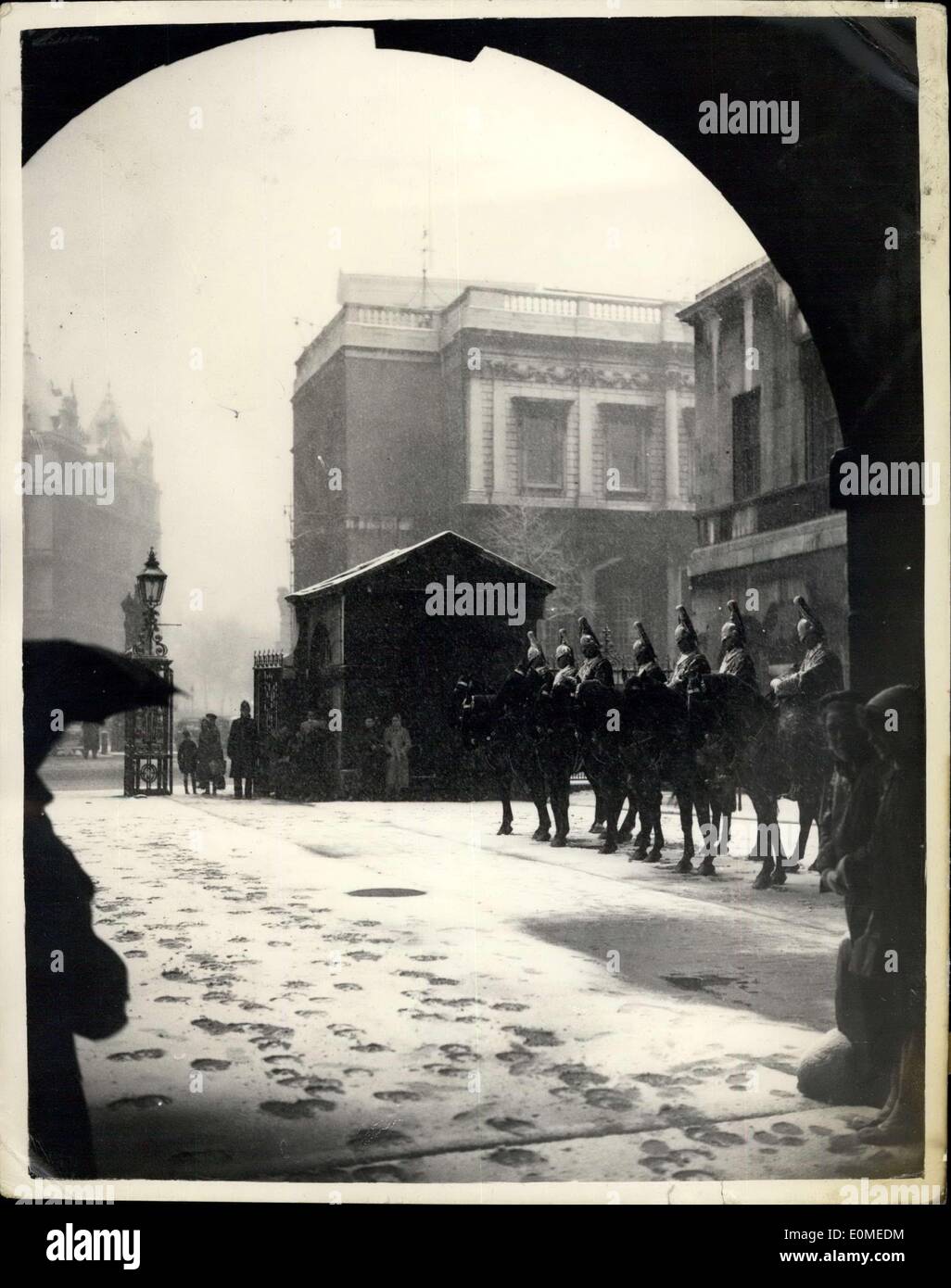 04 janv., 1955 - 4-1-55 London's première neige de l'année. Relève de la garde sur le Horse Guards Parade. Photo Keystone montre : Scène au cours de la cérémonie de la relève de la garde dans la neige sur le Horse Guards Parade ce mois-ci. Banque D'Images