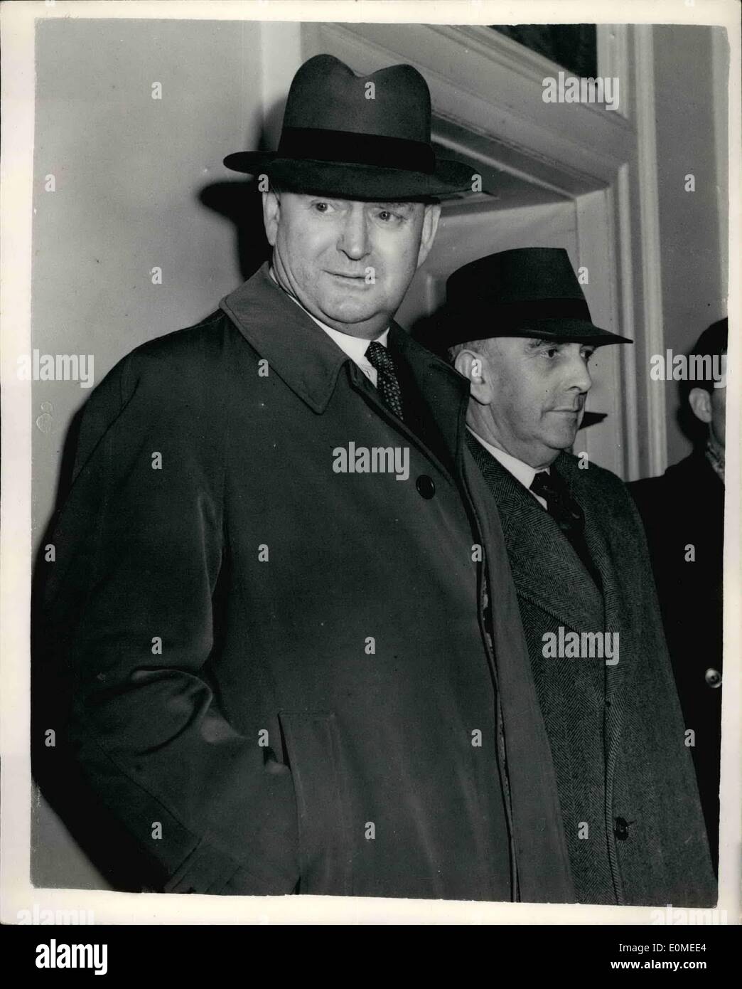 08 janv., 1955 - 8-1-55 négociations communes en crise ferroviaire. Les dirigeants de l'Union Nationale des cheminots et la Commission britannique des Transports, s'est réuni pour des négociations communes sur la menace de grève des chemins de fer, au ministère du Travail. Photo Keystone montre : Jim Campbell, secrétaire de l'Union Nationale des cheminots (à gauche), et M. J. W. Stafford, Président de l'N.U.R. de quitter le ministère du Travail ce soir. Banque D'Images