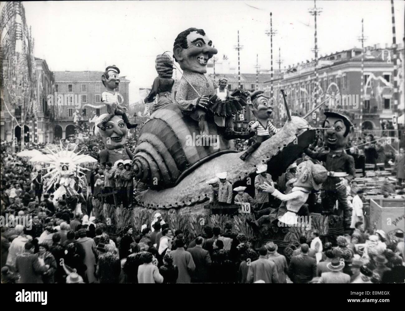 02 février 1955 - Carnaval de Nice s'ouvre : la procession Gay dans les rues de Nice comme le carnaval a commencé l'habitude réjouissances dans le capital de la Riviera. Banque D'Images