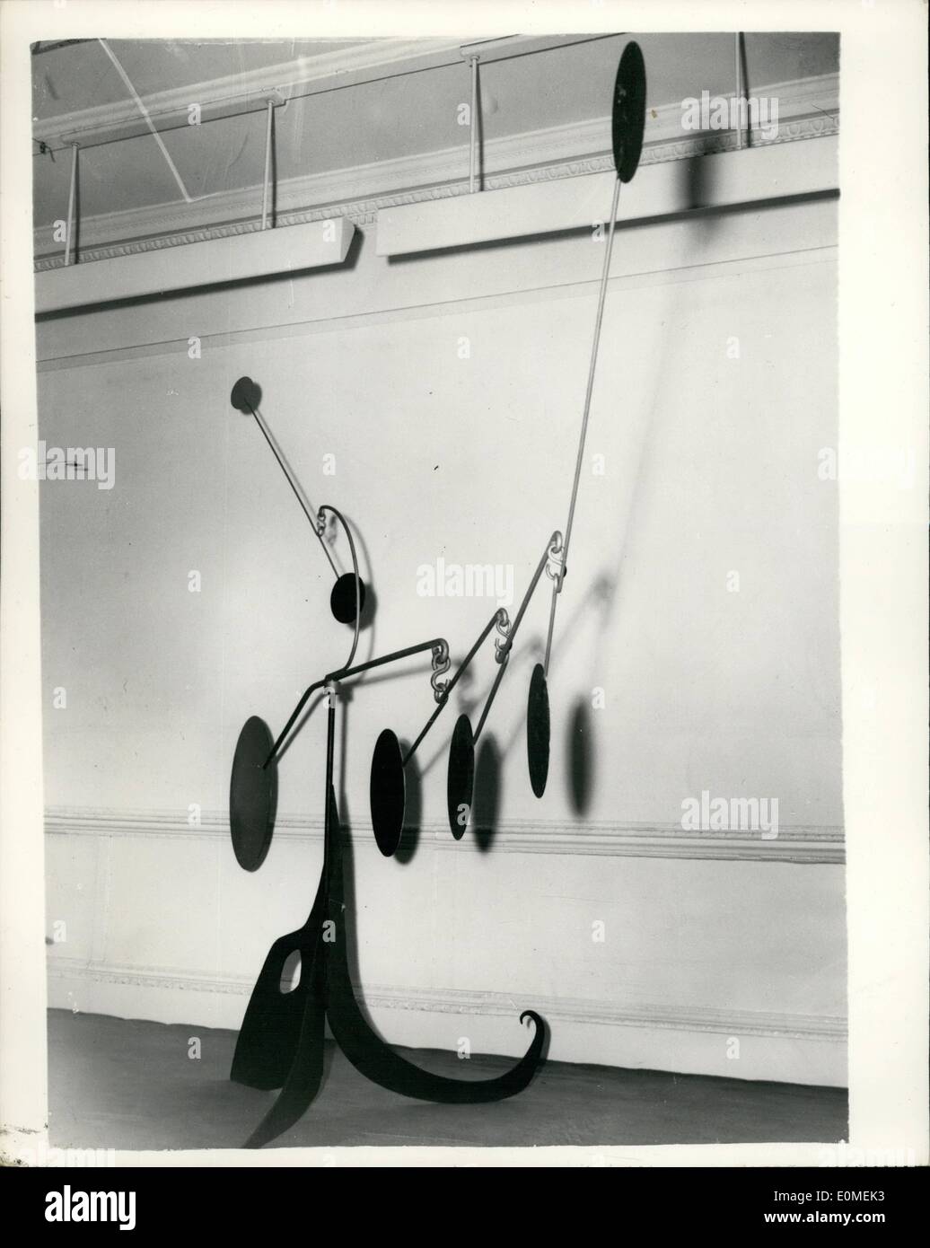 02 février 1955 - ''Mobiles'' sur Show à Londres. ''Yxomatosis''. 14 Ft. Hauteur : Une exposition de ''mobiles'' - par - Sculpteur américain Alexander Calder est détenu à la Lefevre Gallery, Londres. Calder est l'inventeur de la ''mobiles'' - constructions dans le fil. Photo montre ''yxomatosis'' - est le nom donné par Calder à ce fil contraption - qui est de 14 pi. de hauteur - et contrairement à la plupart de ses ''mobiles'' qui pendent du plafond - c'est sur le plancher. Banque D'Images