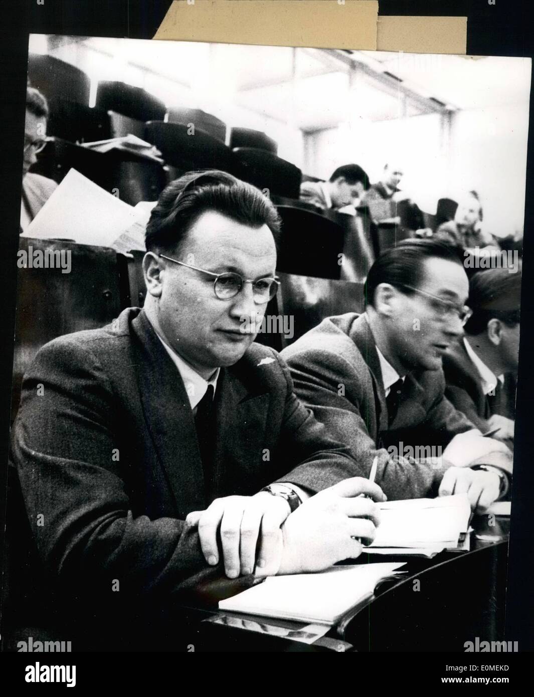 10 févr. 02, 1955 - l'oreille de Moscou : l'allemand correspondant du journal soviétique Pravda, Naumowa,suit les débats à la Diète fédérale - certains d'entre eux sont très animée avec beaucoup d'intérêt. Naumowa qui est généralement obtenu à Berlin est un British & pour la conférence de l'Paris contrats à la Diète fédérale. Banque D'Images