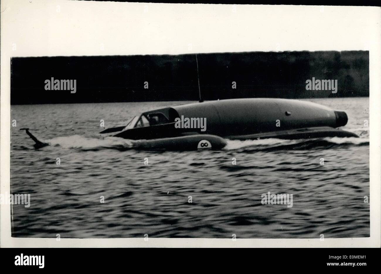 10 févr. 02, 1955 - Un poete navire prendre l'eau au cours d'essais : Donald Campbell, fils de speed-king Sir Malcolm Campbell, a pris les 25 000 avions à réaction de l'aquaplanage Bluebird sur sa première course d'essai à Ullswater hier. Mais peu après le début du procès, M. Campbell a demandé par radio jusqu'à la terre que l'eau a été saisie de l'engin et le test a été abandonné. Aucun dégât sérieux a été fait et il ne sera pas une tentative sur le record mondial de vitesse sur l'eau. Photo montre : Donald Campbell's Bluebird glisse à travers les eaux agitées de Ullswater pendant l'essai. Banque D'Images