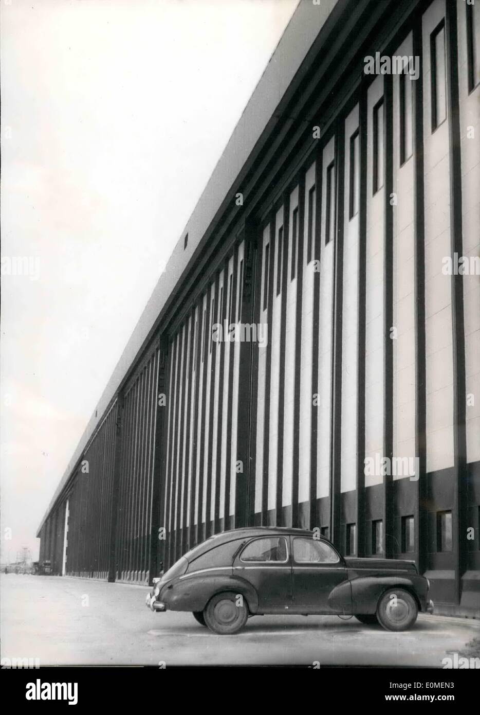 10 févr. 02, 1955 - L'aéroport d'Orly a plus grand hangar dans le monde : Vue extérieure du nouveau hangar serait le plus grand du monde. C'est 216 mètres de long, tout en acier et a été construit dans un délai de six mois. Il peut contenir des constellations 4 à la fois et en plus un plan d'acier. Banque D'Images