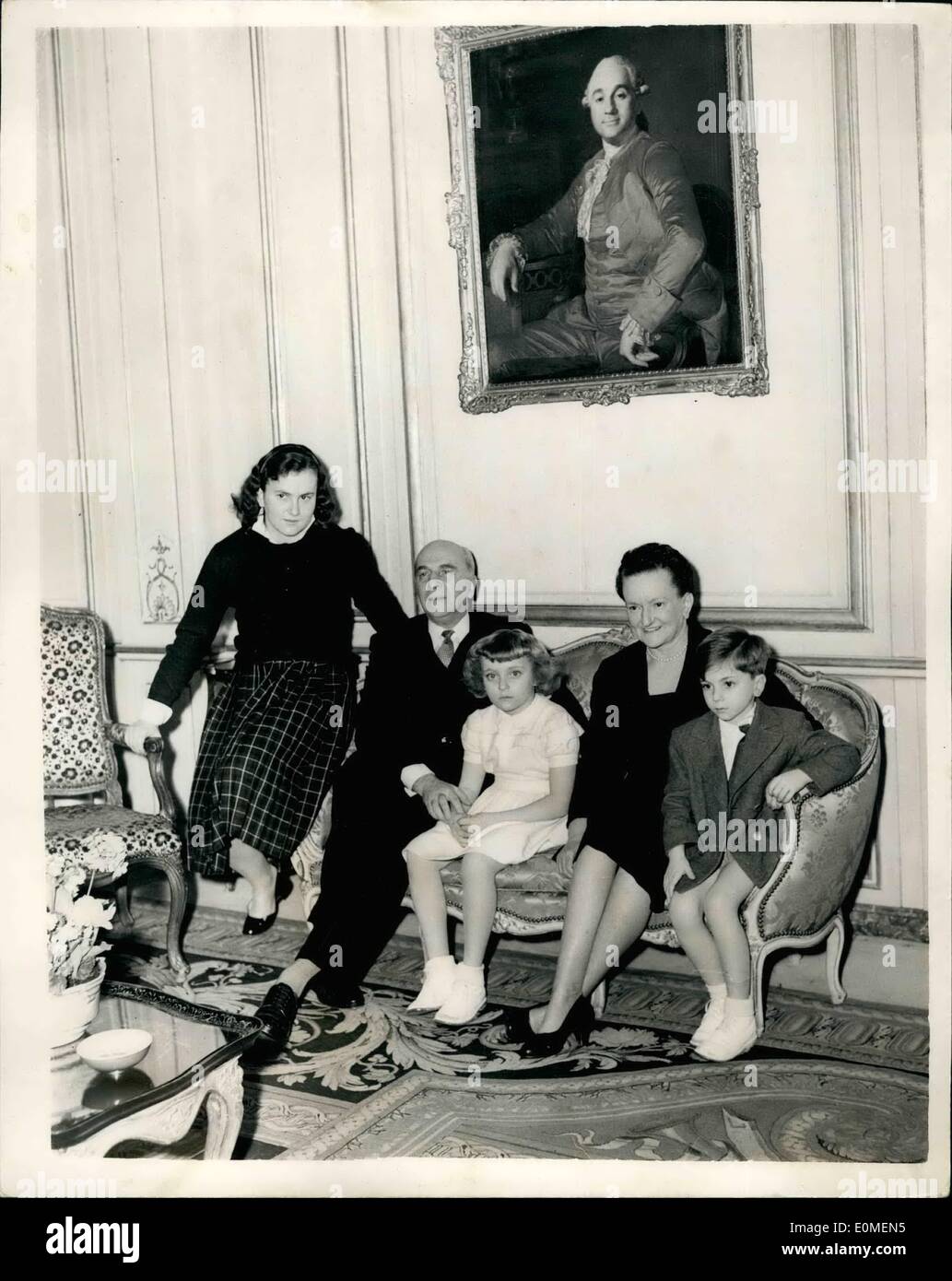 10 févr. 02, 1955 - L'Ambassadeur de France à Londres Résidence : Le nouvel ambassadeur français à Londres, M. Jean Chauvel, et son épouse - étaient à la maison de la presse à l'occasion de leur résidence dans les jardins du palais de Kensington, cet après-midi. Photo montre M. et Mme. Chauvel, a photographié cet après-midi avec leur fille, Beatrice, âgée de 16 ans - et leurs deux petits-enfants, âgés de 6 à Patrick et Marie Christine, 7 ans. Banque D'Images