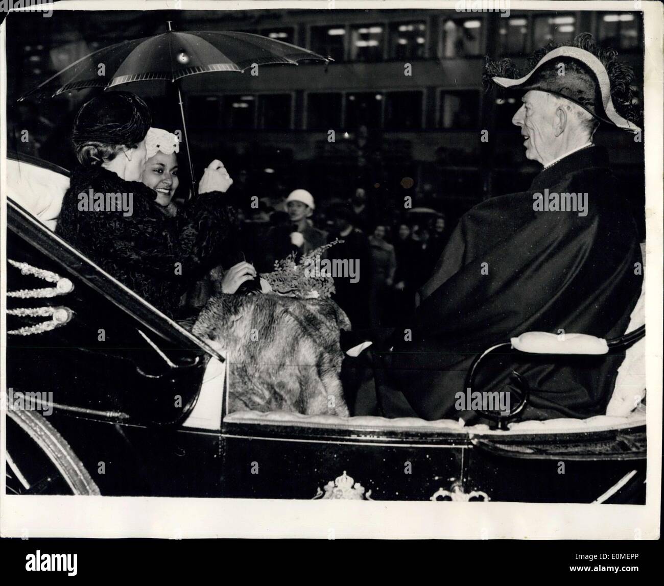 16 novembre 1954 - Haile Selassie arrive à Stockholm : L'Empereur Hailé Sélassié d'Ethiopie est arrivé à Stockholm hier et a conduit avec le Roi Gustav Adolf au palais royal, où il va rester durant sa visite de trois jours. La photo montre la reine Louise et la duchesse de Harrar ensemble avec le Prince Guillaume de Suède vu dans la voiture en route vers le palais royal. Banque D'Images