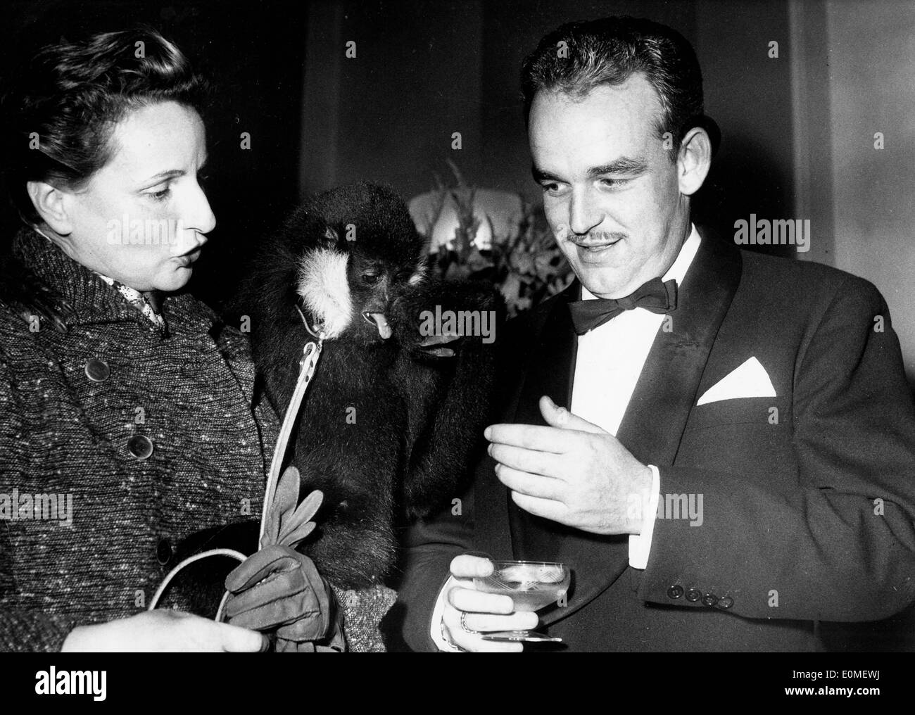 Le Prince Rainier III se fait des amis avec un gibbon d'Indochine Banque D'Images
