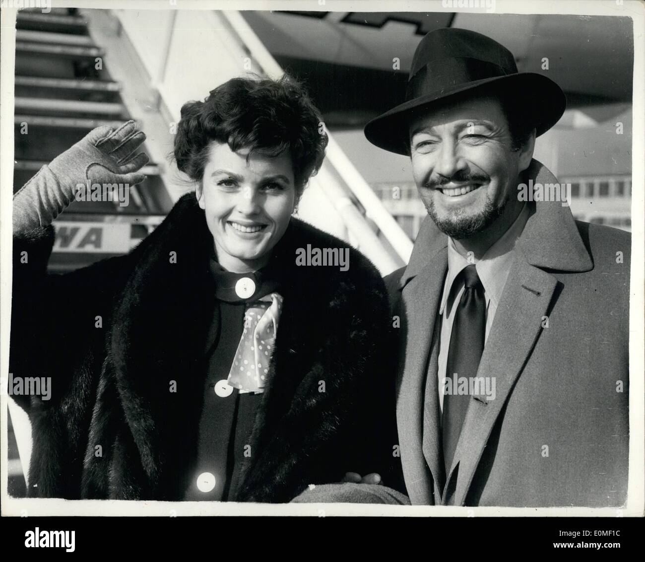 02 février 1955 - Robert Taylor arrive dans London-With Wife-And sa barbe : portant une barbe pour un rôle dans un film qu'il est de faire ici la star de cinéma, Robert Taylor, l'actrice allemande et sa belle épouse, Ursula Thiess, photographiés à leur arrivée à l'aéroport de Londres aujourd'hui. Ils attendent qu'un bébé à la fin du mois de juin. Banque D'Images