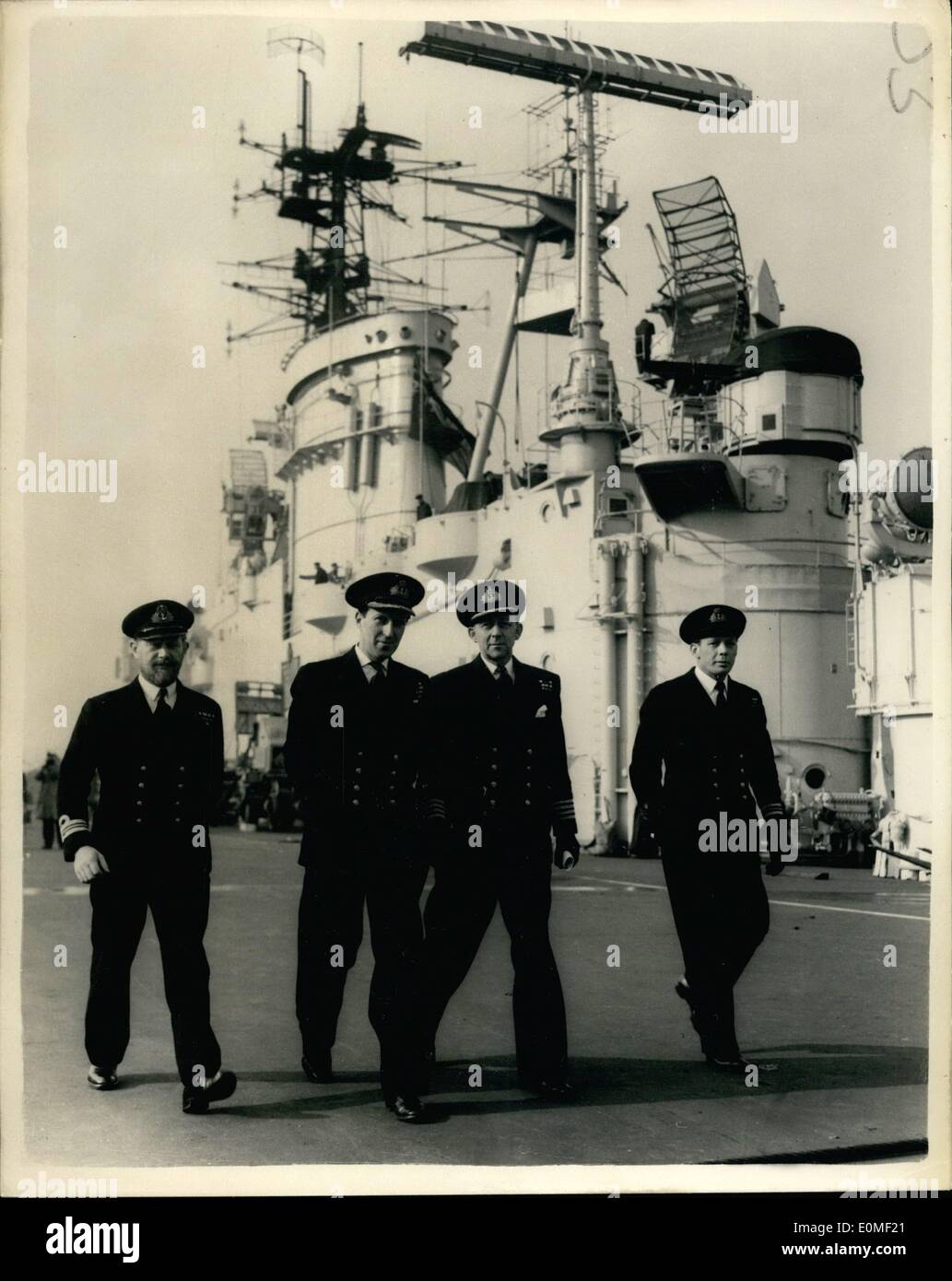02 février 1955 - H.M.S Ark Royal à être commandé. Quatre agents de son Pre-Decessor. Le dernier porte-avion - H.M.S. Ark Royal - construit au coût de 25 000 000 est d'être mis en service demain. Elle dispose de tous les derniers appareils y compris pont-angle;sites miroir -catapaults vapeur etc. a une boulangerie et d'opération. Photo montre. Quatre membres de l'ancien "Ark Royal", qui a été coulé en Méditerranée en 1945 vu à bord de leur nouveau navire à Burkenhead aujourd'hui. Ils sont la L-R : Le lieutenant commandant R.W. Keresiey : Commandant M.F. Est tombé ; le capitaine D.R. Campbell et le Lieutenant Banque D'Images