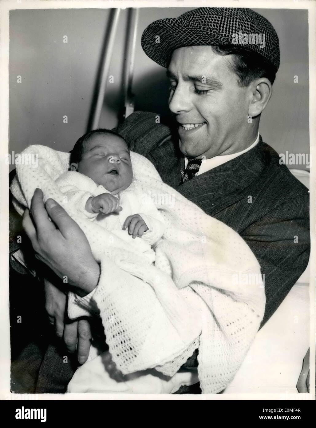 Le 12 décembre 1954 - Norman sagesse voit sa petite fille : comédien populaire Norman Wisdom a effectué une visite à l'Hôpital St. Mary, Paddington ce matin pour voir son épouse Mme Freda sagesse et sa petite fille Jacqueline qui a né mardi dernier. La sagesse déjà un fils - 22 mois Nicholas. La photo montre la sagesse normande - portant son célèbre cap - infirmières et infirmiers - Jacqueline bébé à l'hôpital ce matin. Banque D'Images
