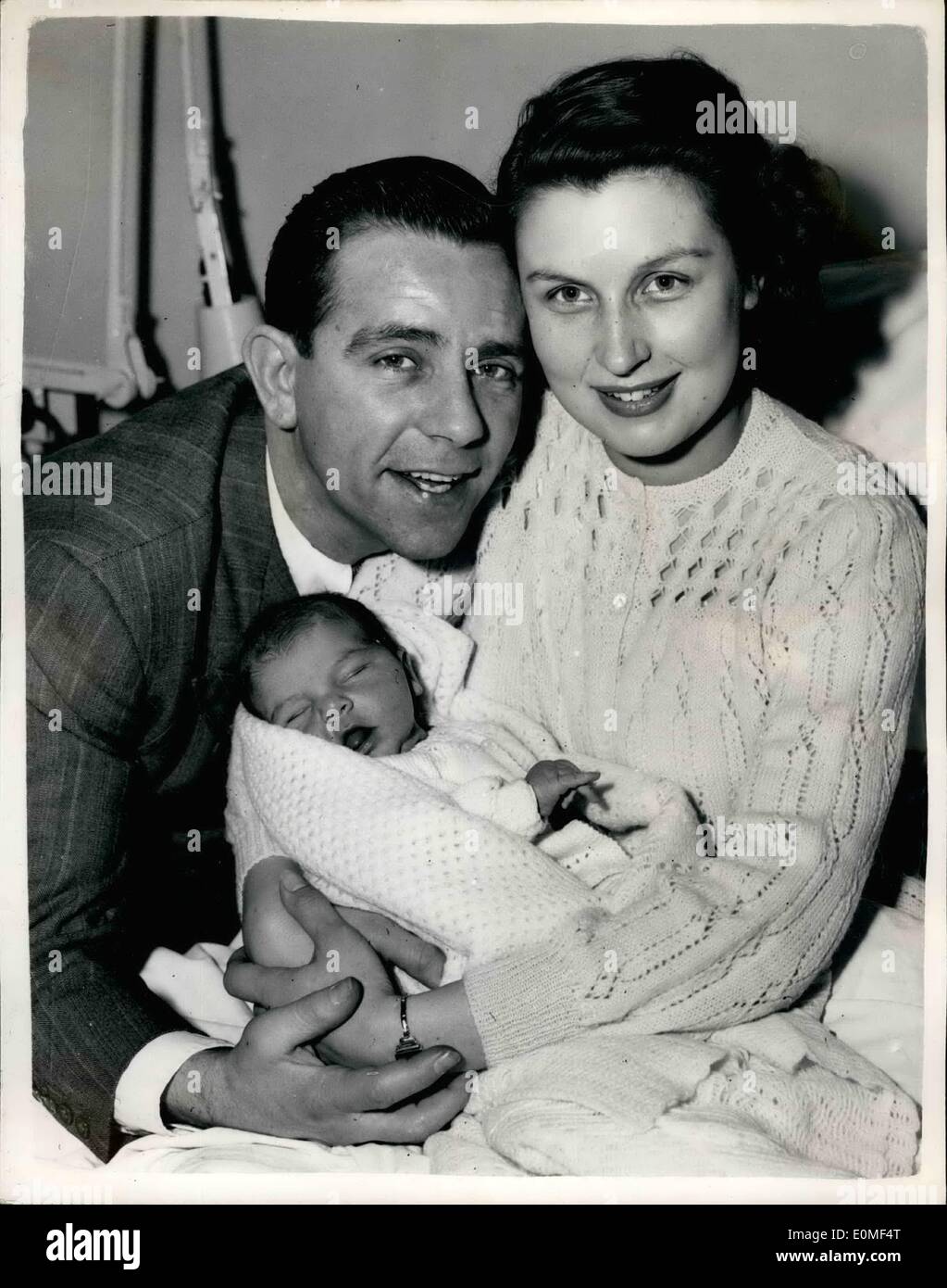 Le 12 décembre 1954 - Norman sagesse voit sa petite fille : comédien populaire Norman Wisdom a effectué une visite à l'Hôpital St. Mary, Paddington ce matin pour voir son épouse Mme Freda sagesse et sa petite fille Jacqueline qui a né mardi dernier. La sagesse déjà un fils - 22 mois Nicholas. La photo montre la sagesse et la sagesse Mme Norman avec bébé Jacqueline - à l'hôpital ce matin. Banque D'Images