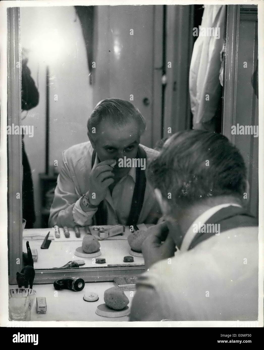 Le 12 décembre 1954 - Eric Portman a nez mordu par chien : photo montre l'Acteur Eric Portman Études un nez blessé dans un miroir. Son animal de compagnie Banque D'Images