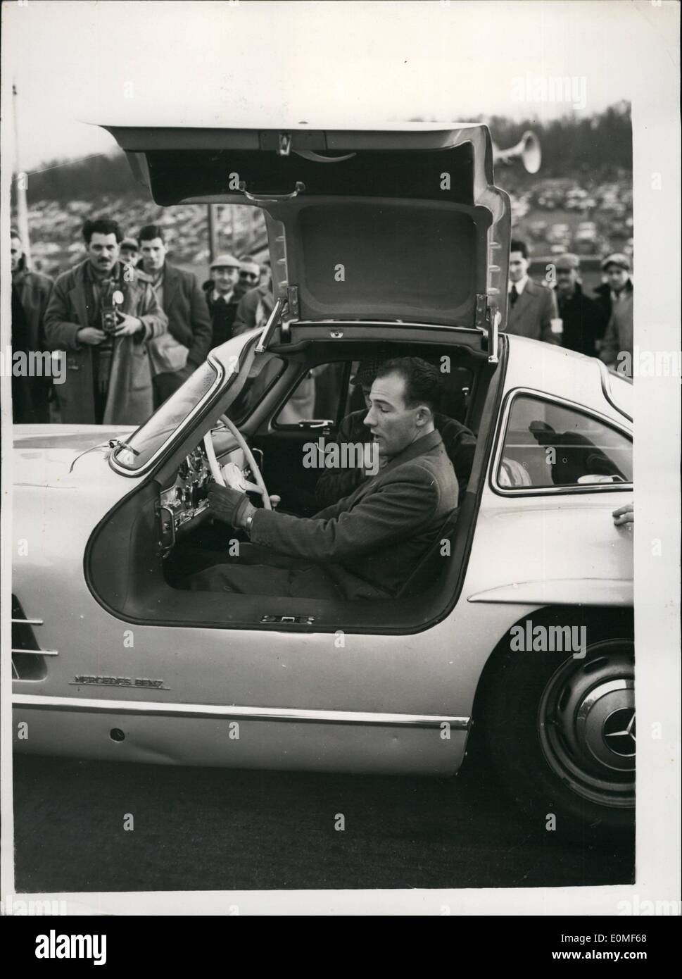 Le 12 décembre 1954 - Striling Moss entraîne les Sports Mercedes Panier autour e la voie à Brands Hatch : Striling Moss le populaire pilote de course automobile britannique - ont profité de la nouvelle voiture de sport Mercedes - quand il l'a fait autour de la piste - au cours de la réunion de courses de voiture Boxing Day à Brands Hatch, aujourd'hui. La photo montre la Stirling Moss assis dans la nouvelle voiture de sport Mercedes - montrant le capot à ressort de la nouvelle voiture - à l'éclosion de la marque aujourd'hui. Banque D'Images