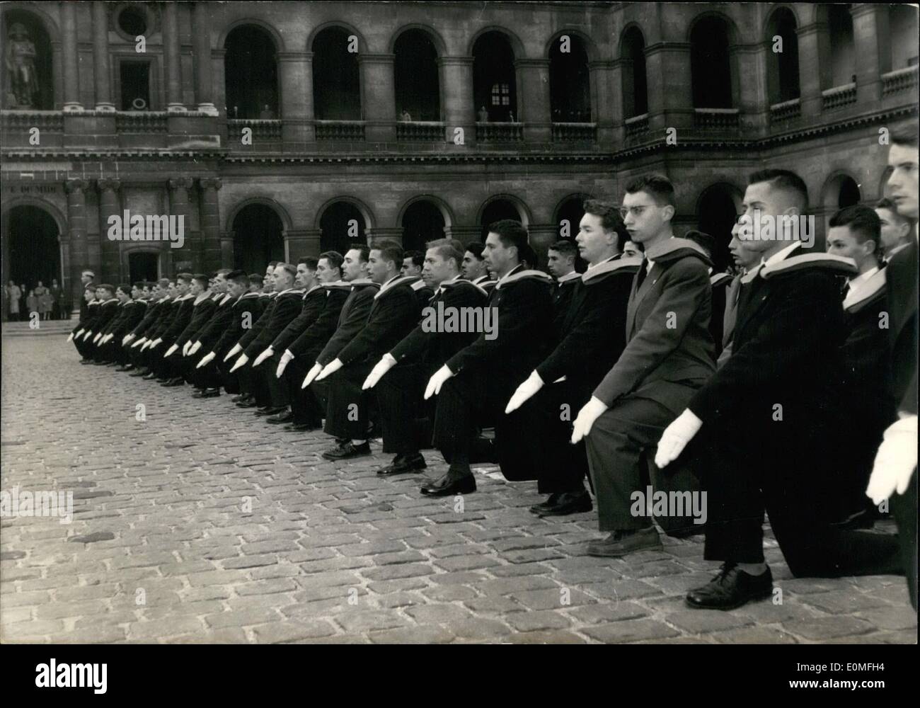Le 12 décembre 1954 - Saint Cyr Cadets s'agenouillent... Au cours d'une cérémonie dans la cour des Invalides, Paris ce matin. L'occasion a été la commémoration de la bataille d'Austerlitz. Les cadets portent des gants blancs et portent leur capuchon sur leur épaule droite. Banque D'Images