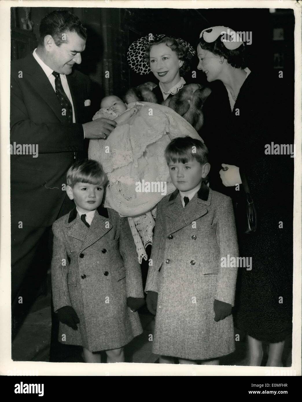 18 déc., 1954 - Jack Hawkins' trois enfants baptisé.'' : le baptême commun a eu lieu aujourd'hui à l'église de l'Annuncation, Bryanston Street - et son épouse, Mme Doreen Hawkins. Les enfants sont Nicholas John, âgés de 6 ans et demi - Adrew Robert George, quatre ans et demi - et trois mois et baptême bébé était qu'en raison d'Jack Hawkins filmer partout dans le monde - qu'ils avaient essayé en van pour obtenir le dieu-parents ensemble. Photo Show Mme Doreen Hawkins, hgold le bébé, Caroline Mary- vu par mari Jack Hawkins - et Elizabeth Allan l'un des parrains - après le baptême Banque D'Images