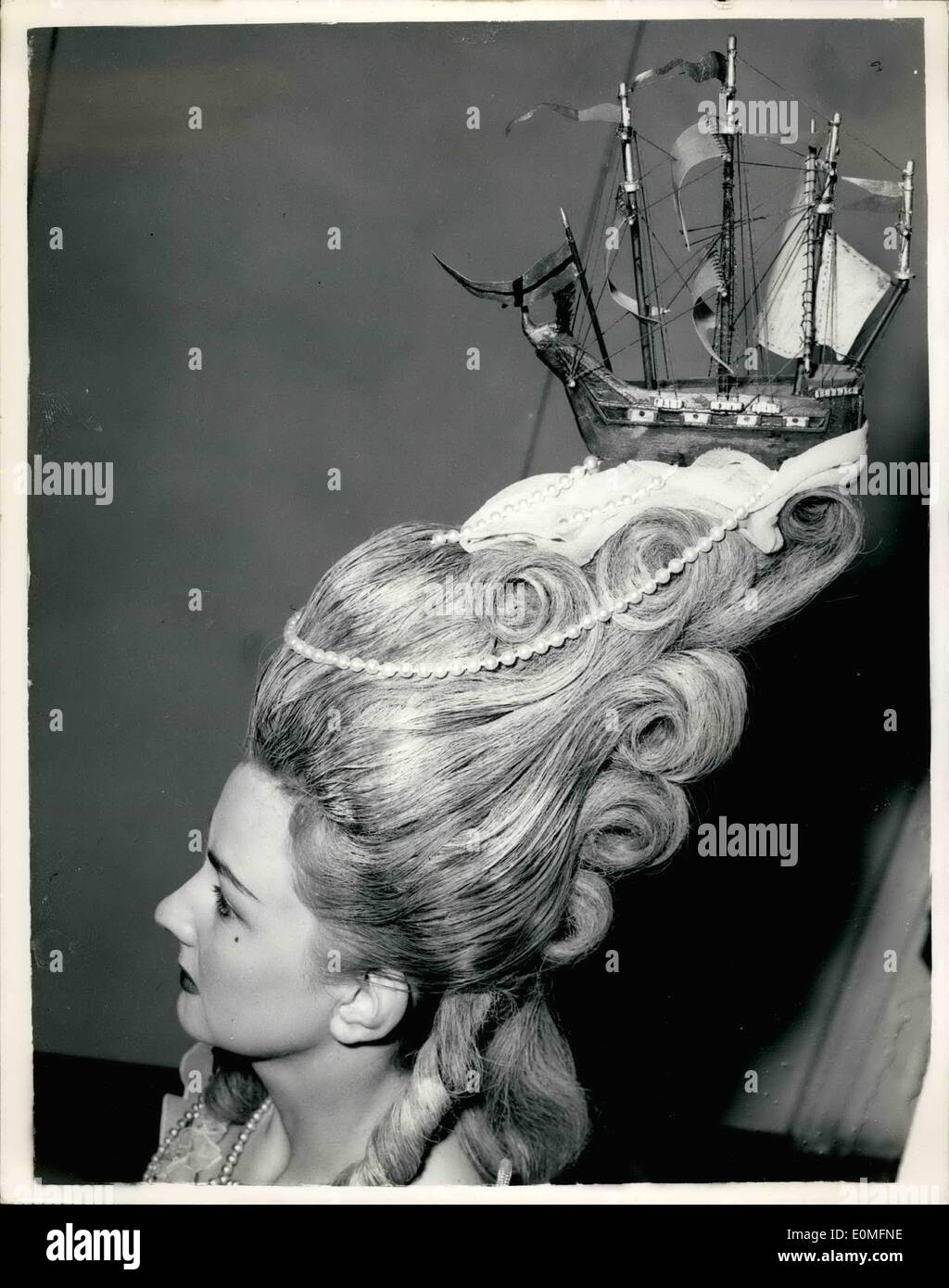 Mar. 03, 1955 - Fantastic Hair style - remporte le trophée &pound;2 000..Gold Cup à Londres : l'or des coiffeurs Cup a eu lieu à Seymour Hall à Londres hier soir. La tasse - qui est la valeur à l'&pound;2 000 a été remporté par Mlle Marion White de Harpenden, pour sa création - entre autres d'un style de cheveux fantastique dans la Section historique de la période Louis XV ou XVI - et qui dépeint un galion sur les vagues de l'Océan Banque D'Images